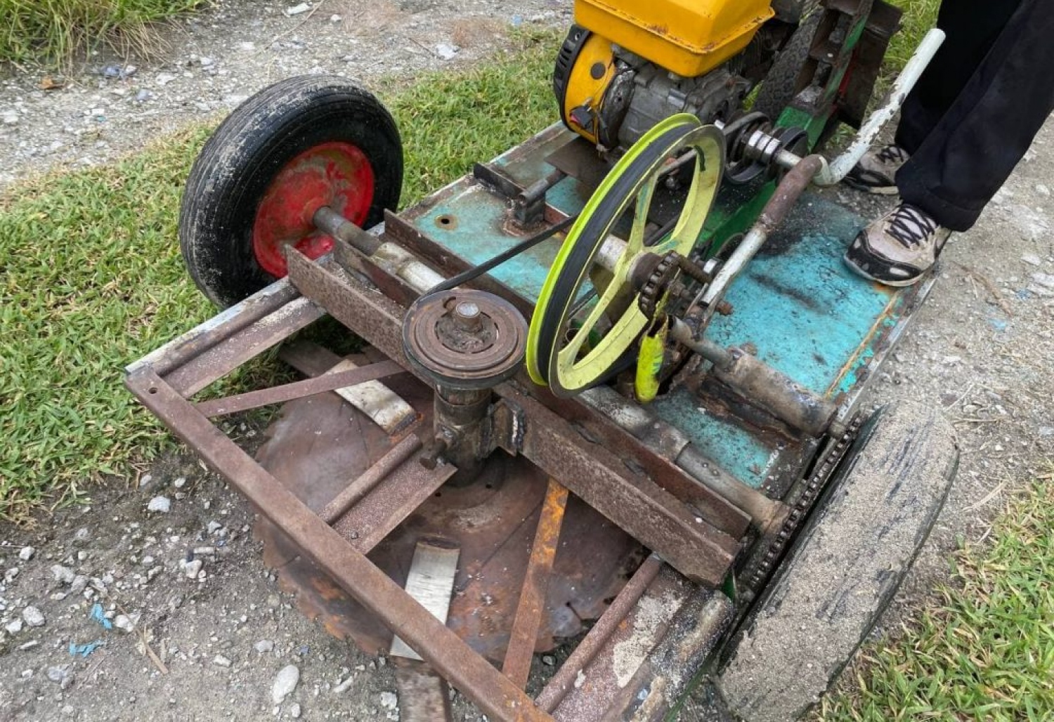 ބާ އެއްޗެހި ބޭނުންކޮށްގެން ހުސެިން ހަދާފައިވާ ވިނަ ކޮށާ މެޝިން --- ފޮޓޯ : ތިލަދުން