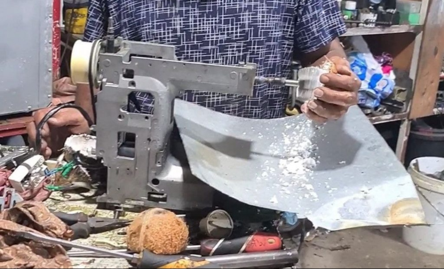 ހުސެއިން ތައްޔާރުކޮށްފައިވާ އިލެކްޓްރިކް ހުނިގޮނޑި --- ފޮޓޯ : ތިލަދުން