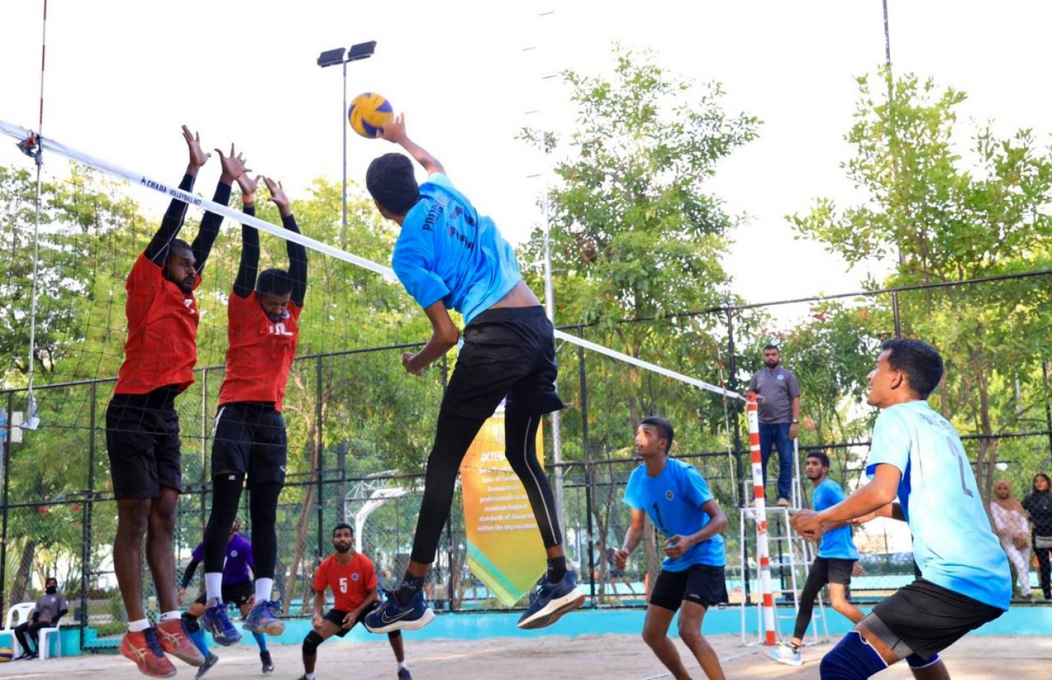 ޕޮލިސް ކްލަބުގެ މެޗުގެ ތެރެއިން