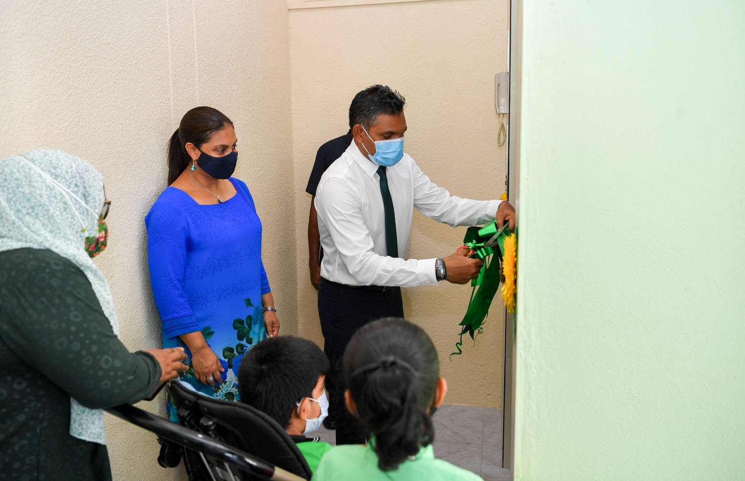 ކަލާފާނު ސްކޫލުގައި ހާއްސަ އެހީ އަށް ބޭނުންވާ ކުދިންނަށް ބެހެއްޓި ލިފްޓު، ނައިބް ރައީސް ފައިސަލް ނަސީމް ރަސްމީކޮށް ހުޅުވައިދެއްވަނީ.-- ފޮޓޯ: ރައީސް އޮފީސް