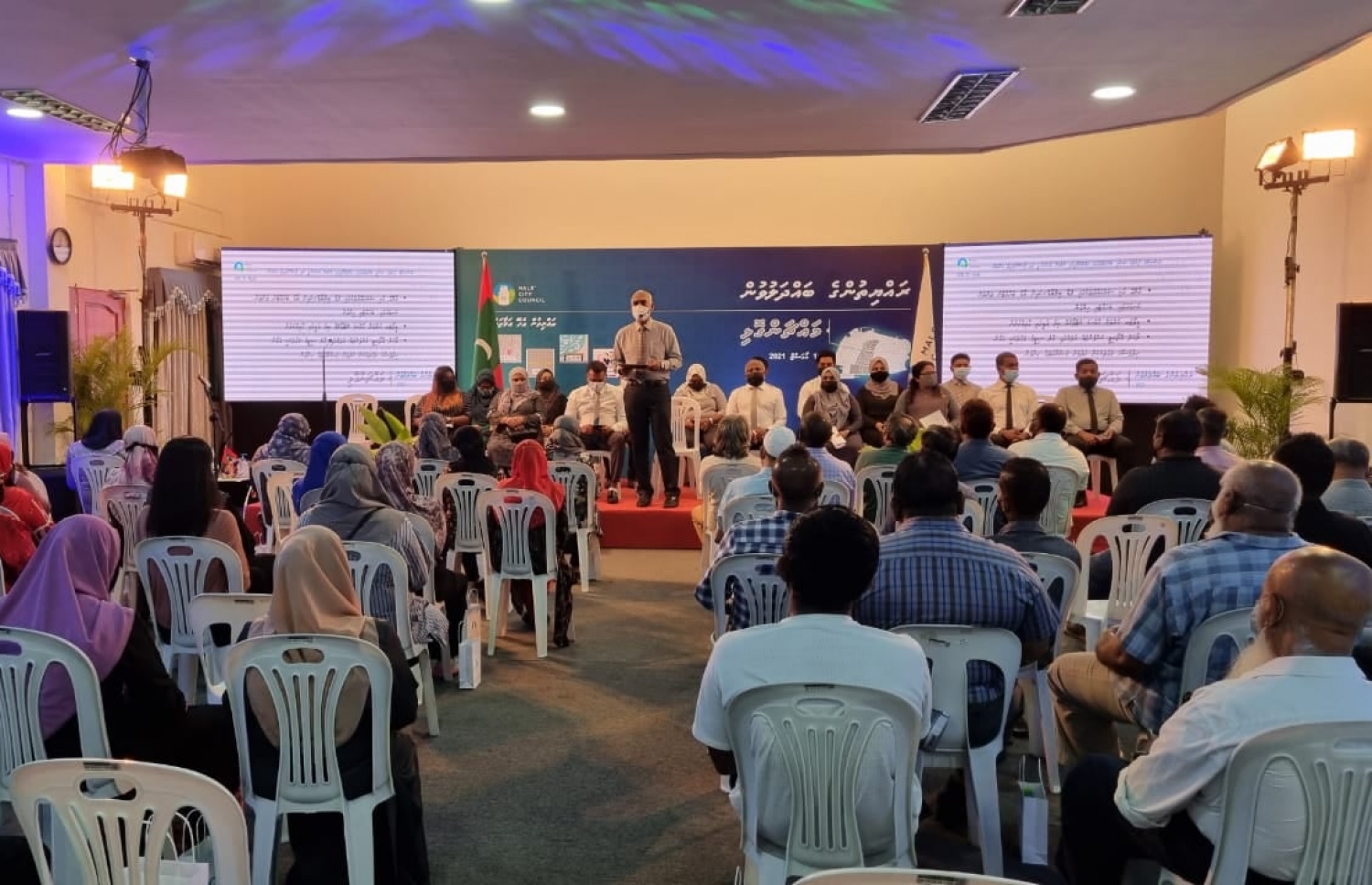 ސިޓީ ކައުންސިލުން މާލޭގެ ރައްޔިތުންނާ ބައްދަލުކުރުމަށް، އެކި އަވަށްތަކަށް ބަހާލައިގެން މިހާރު ބާއްވަމުން އަންނަ ސިލްސިލާ ބައްދަލުވުންތަކުގެ ތެރެއިން ރޭ މައްޗަންގޯޅީ ރައްޔިތުންނާ ބައްދަލުކުރެއްވުން.-- ފޮޓޯ: މާލެ ސިޓީ ކައުންސިލް