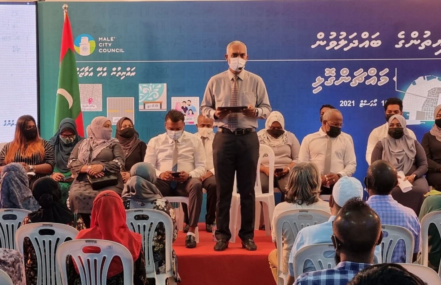 ސިޓީ ކައުންސިލުން މާލޭގެ ރައްޔިތުންނާ ބައްދަލުކުރުމަށް، އެކި އަވަށްތަކަށް ބަހާލައިގެން މިހާރު ބާއްވަމުން އަންނަ ސިލްސިލާ ބައްދަލުވުންތަކުގެ ތެރެއިން ރޭ މައްޗަންގޯޅީ ރައްޔިތުންނާ ބައްދަލުކުރެއްވުން.-- ފޮޓޯ: މާލެ ސިޓީ ކައުންސިލް