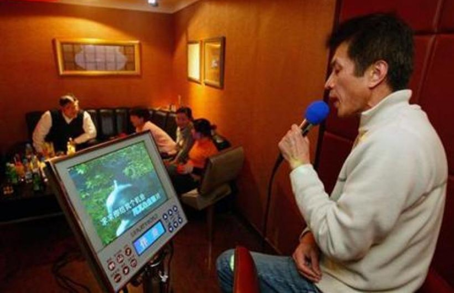 މީހަކު ކަރޯކޭ ޖައްސަނީ.