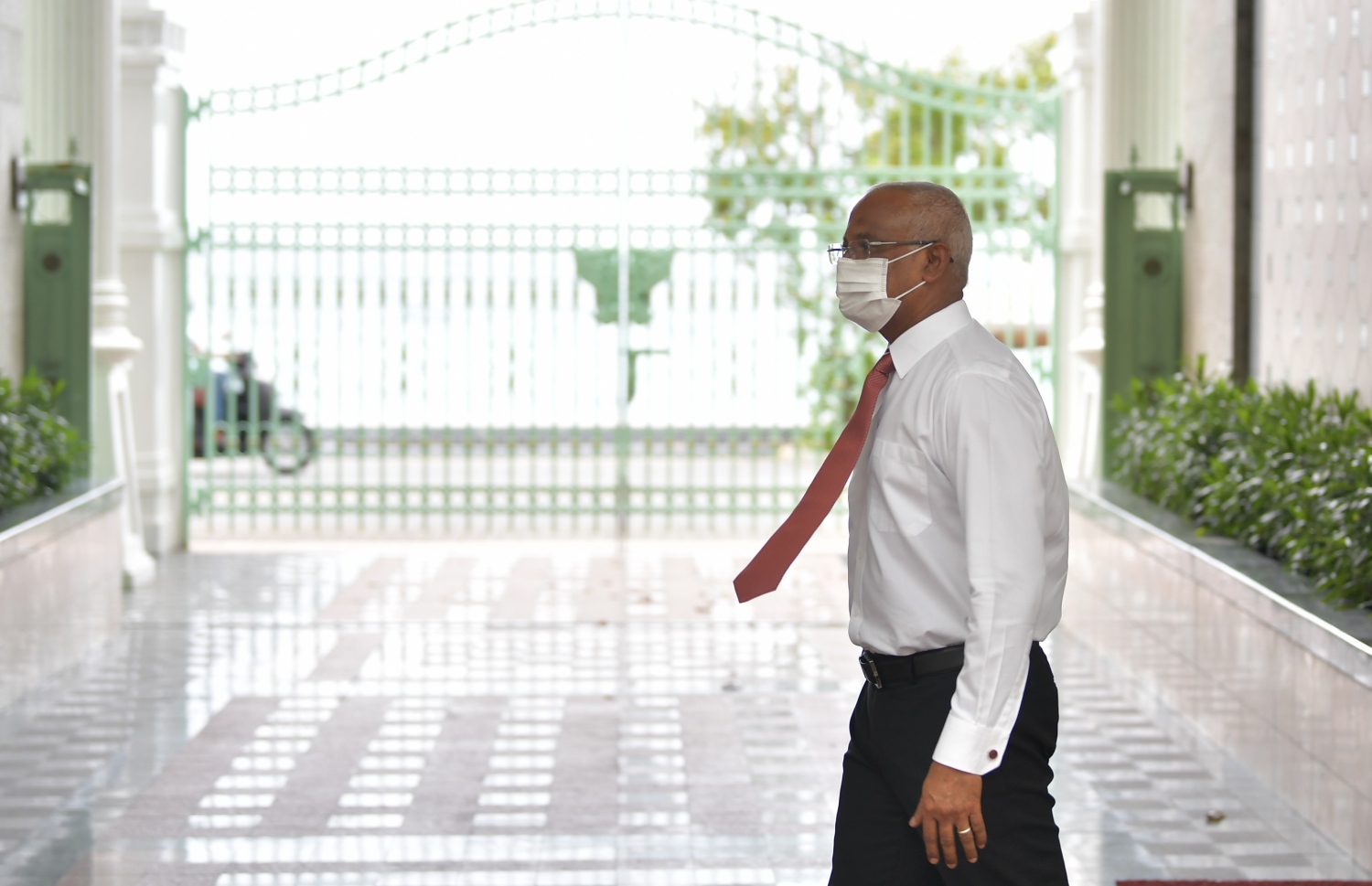 ރައީސް އޮފީހުގައި އިއްޔެ ބޭއްވި މީޑިއާ ބްރީފިން އަށް ފަހު ރައީސް އެނބުރި ވަޑައިގަންނަވަނީ. ފޮޓޯ: ރައީސް އޮފީސް