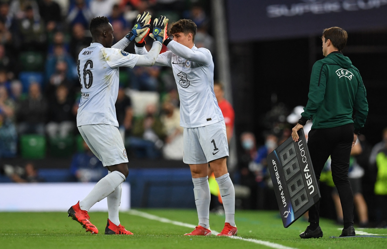 މެންޑީ (ވ) ގެ ބަދަލުގައި ކެޕާ ކުޅެން ނުކުންނަނީ --- ފޮޓޯ: އޭއެފްޕީ