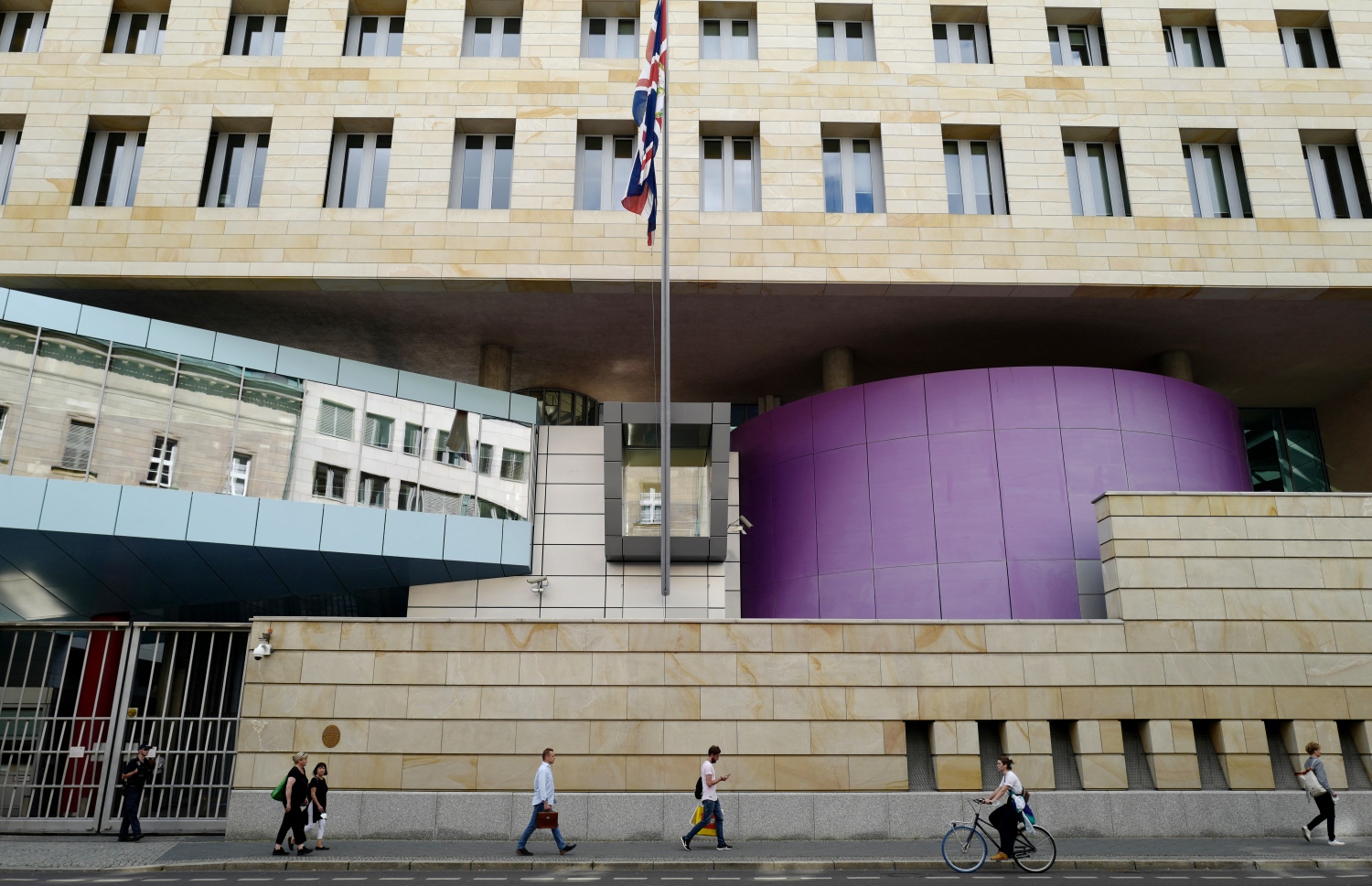 ޖަރުމަން ވިލާތުގެ ބާލިންގައި ހުންނަ އިނގިރޭސި އެމްބަސީގެ ކުރިމަތިން، އޮގަސްޓް 11، 2021 ގައި ބަޔަކު ދަތުރުކުރަނީ. --އޭއެފްޕީ