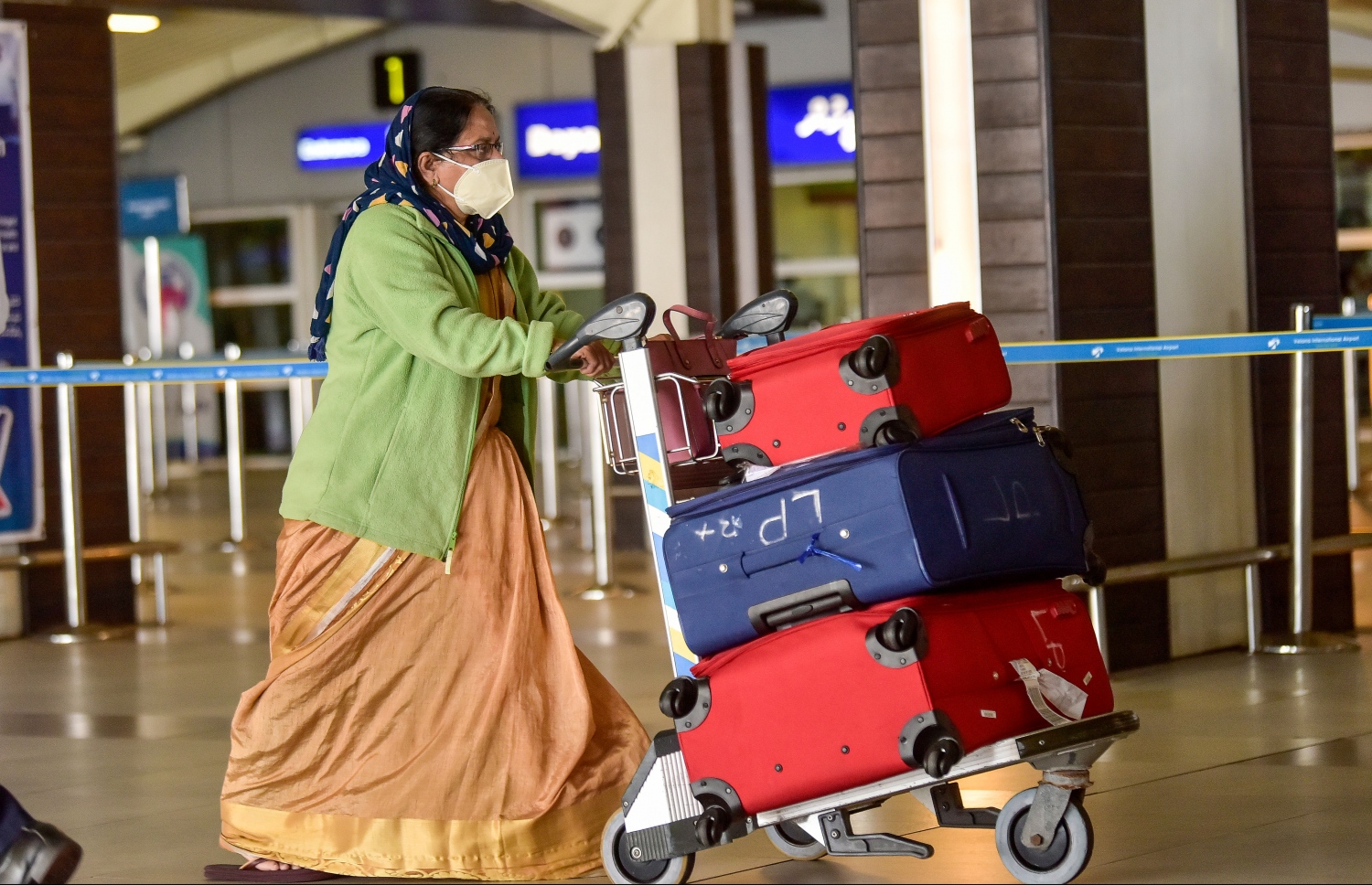 އިންޑިއާ ޓޫރިސްޓަކު ލަގެޖު ހިފައިގެން އެއާޕޯޓުން ބޭރަށް ނުކުންނަނީ-- ފޮޓޯ: ނިޝާން އަލީ/މިހާރު