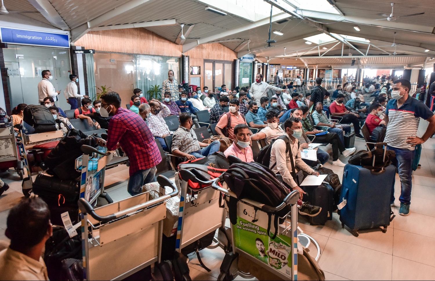 ރާއްޖެ އައި އިންޑިއާ ޓޫރިސްޓުންތަކެއް ވެލާނާ އިންޓަނޭޝަނަލް އެއާޕޯޓުގައި މަޑުކޮށްގެން-- ފޮޓޯ: ނިޝާން އަލީ/ މިހާރު