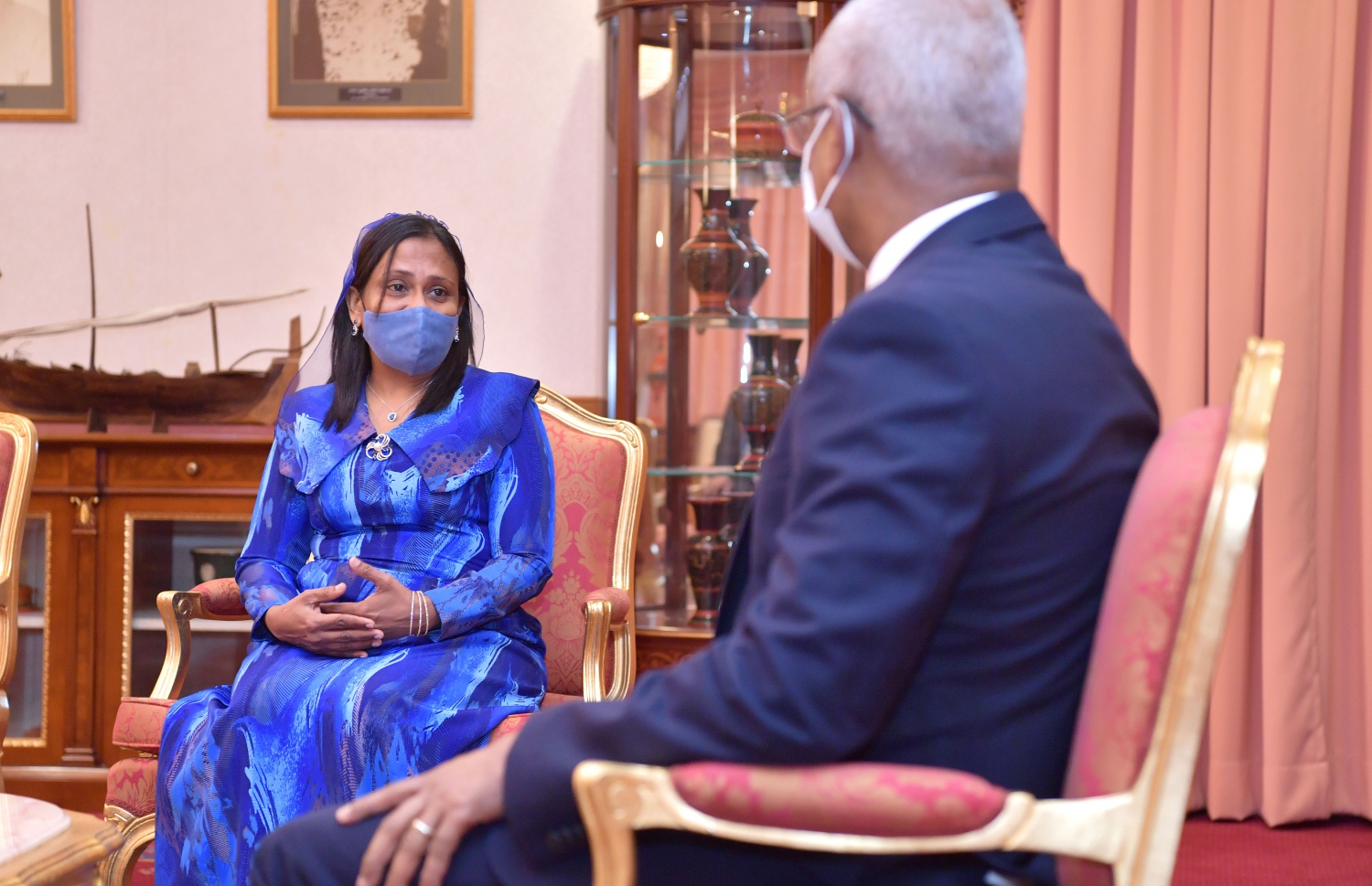 ކުރީގެ ފިޝަރީޒް މިނިސްޓަރު ޒަހާ ވަހީދު، ރައީސް އޮފީހުގެ މިނިސްޓަރު ކަމަށް އައްޔަންކުރަން މިއަދު ބޭއްވި ރަސްމިއްޔާތު.-- ފޮޓޯ: ރައީސް އޮފީސް