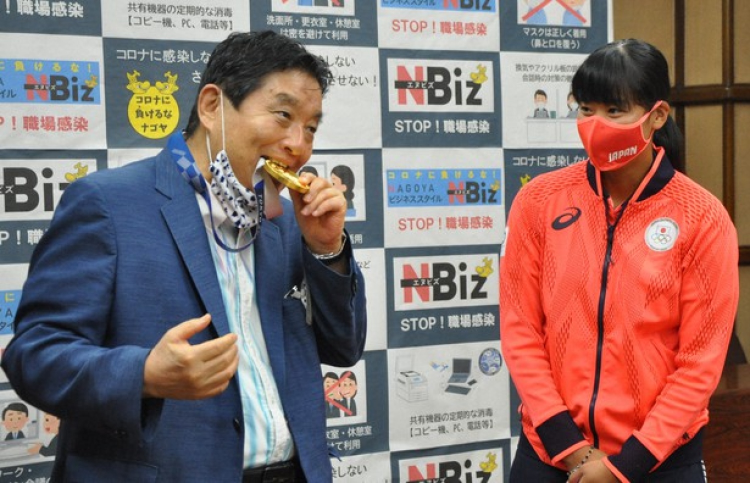 މޭޔަރު މެޑަލްގައި ދަތްއަޅުއްވައިގެން.