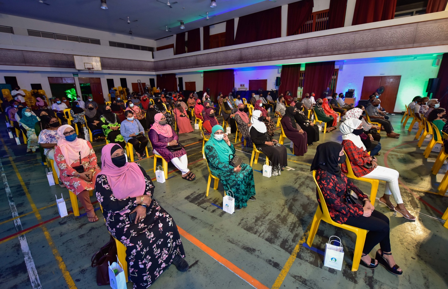 މާފަންނުގެ މީހުންނަށް ބޭއްވި އަވަށު ބައްދަލުވުމުގައި މާލޭގެ މޭޔަރު ޑރ. މުއިއްޒު ރޭ ވާހަކަ ދައްކަވަނީ.---ފޮޓޯ: ނިޝާން އަލީ/މިހާރު