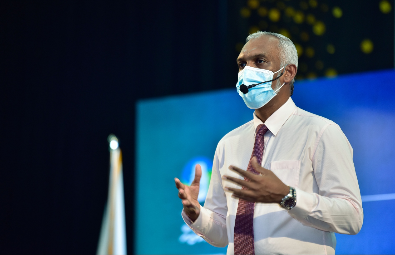 ރޭގެ ބައްދަލުވުމުގައި މޭޔަރު މުއިއްޒު ވާހަކަ ދައްކަވަނީ.---ފޮޓޯ: ނިޝާން އަލީ/މިހާރު