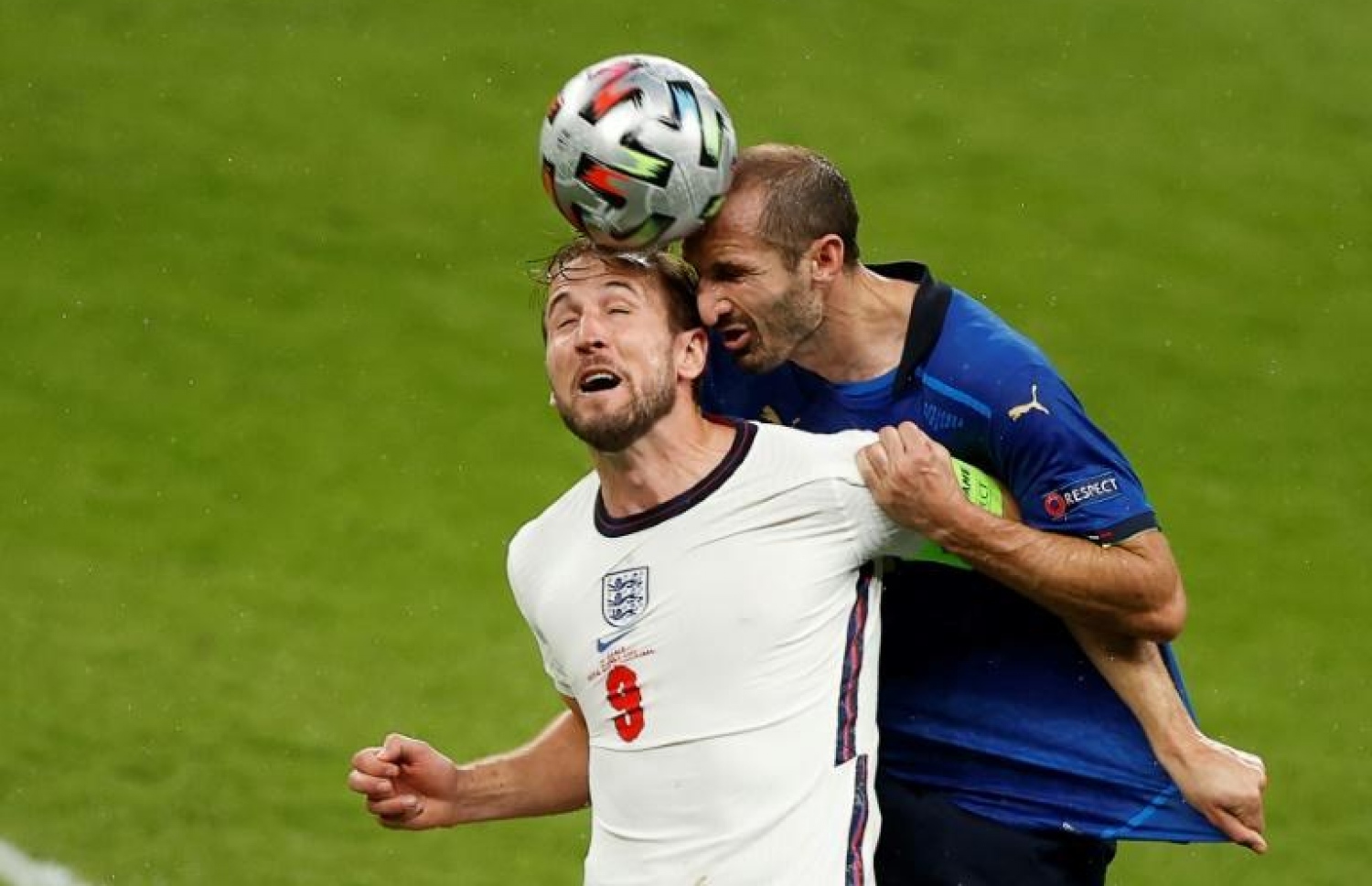 މެޗެއްގައި ބޮލުން ބޯޅައިގައި ޖަހަނީ.