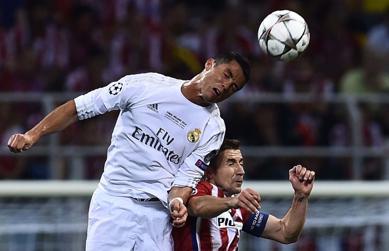 މެޗެއްގައި ބޮލުން ބޯޅައިގައި ޖަހަނީ.