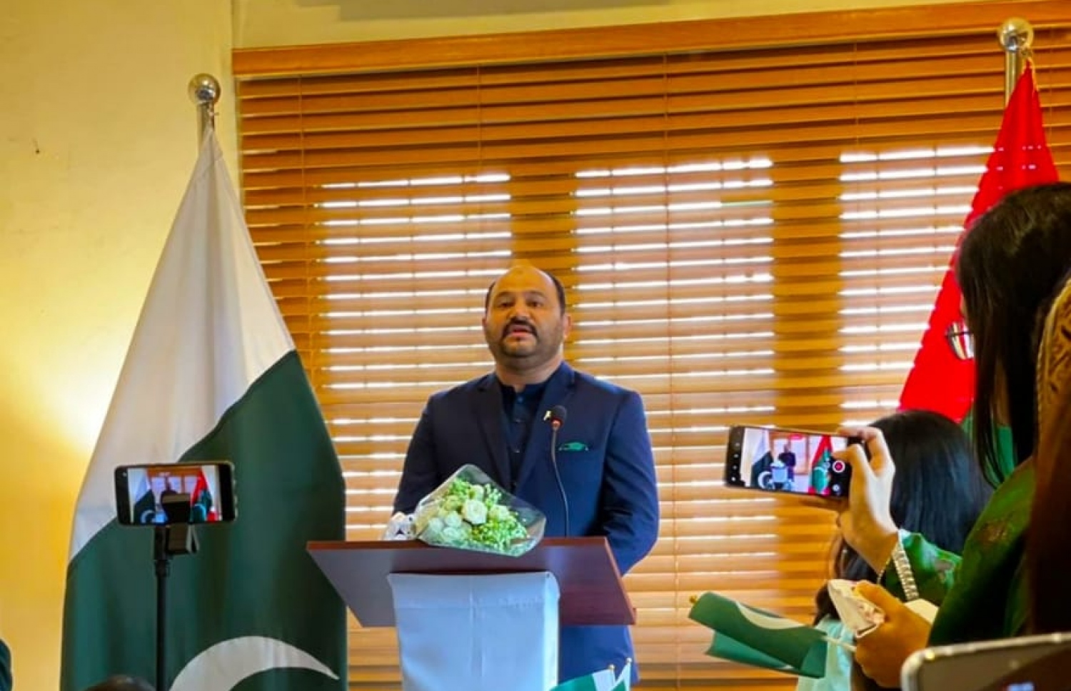 ޕާކިސްތާނުގެ 75 ވަނަ މިނިވަން ދުވަހުގެ މުނާސަބަތުގައި މިއަދު ބޭއްވި ހަފުލާގައި، ރާއްޖޭގައި ހުންނަވާ އެ ގައުމުގެ ޑެޕިއުޓީ ހައި ކޮމިޝަނަރު ޒުލްގަރުނައިން އަހުމަދު ވާހަކަ ދައްކަވަނީ.---ފޮޓޯ: ޕާކިސްތާން ހައި ކޮމިޝަން