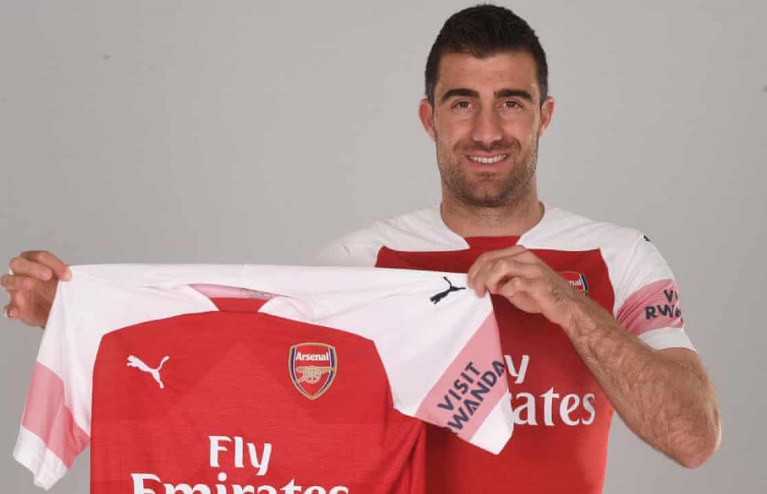 އާސެނަލްއަށް ކުރިން ކުޅުނު ސްކޮރޯޓިސް: އާސެނަލްގެ ޖޯޒީ ހިފަހައްޓައިލައިގެން ހުރި އިރު ވިޒިޓް ރުވަންޑާގެ އިސްތިހާރު --- ފޮޓޯ: އާސެނަލް