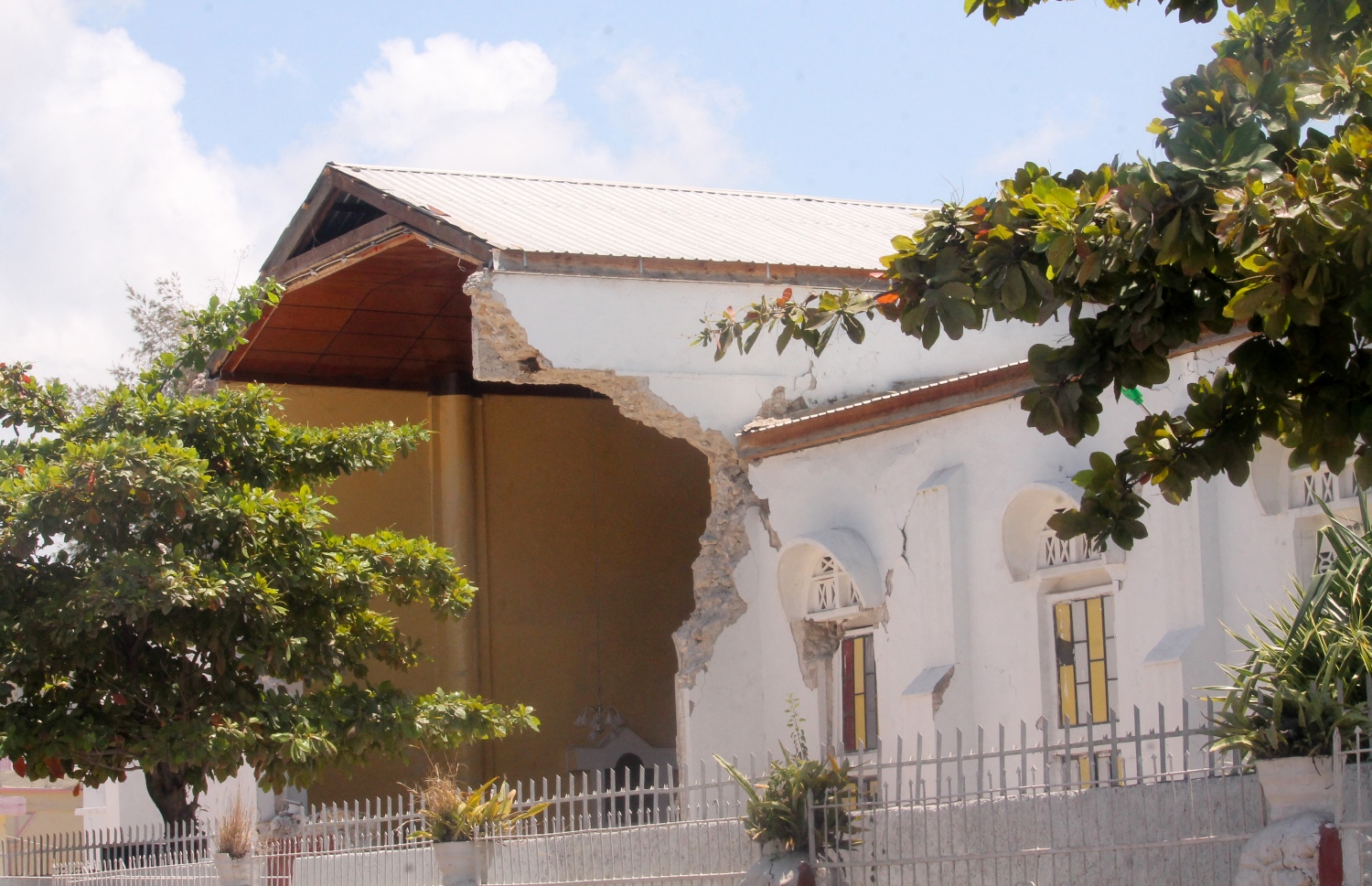 އޮގަސްޓް 14، 2021 ގައި ހައިޓީގެ ހުޅަނގު ދެކުނު ސަރަހައްދަށް އައި ބާރުގަދަ ބިންހެލުމުގައި ވެއްޓިފައިވާ އިމާރާތެއް. --އޭއެފްޕީ