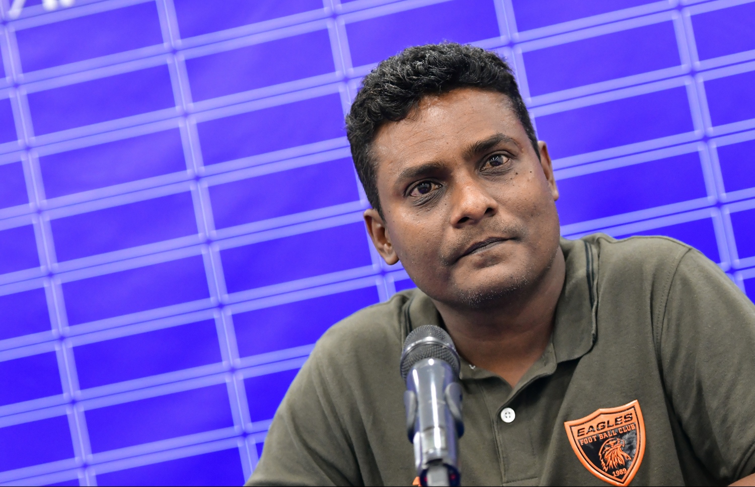 ޕޯސްޓް މެޗު ޕްރެސްގައި ޝާޒް ވާހަކަ ދައްކަނީ --- ފޮޓޯ: ނިޝާން އަލީ | މިހާރު