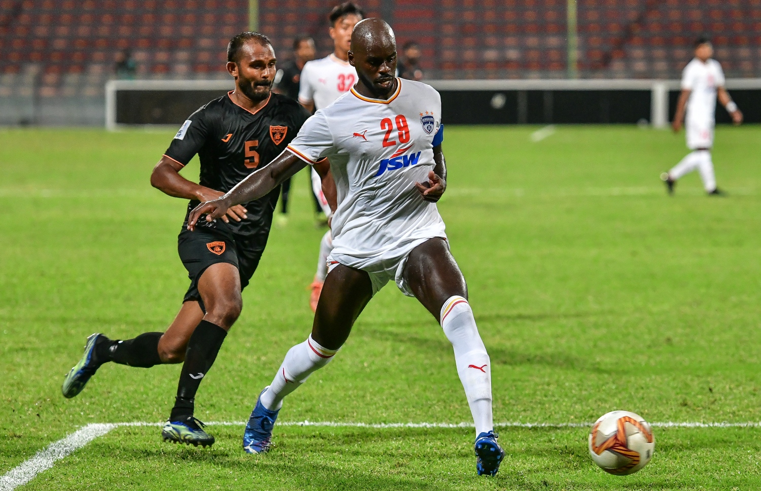 އޭއެފްސީ ކަޕް 2021 ގައި ދެކުނު އޭޝިއާގެ ޕްލޭއޮފް މެޗުގައި ބެންގަލޫރުގެ ގެބޮން ޑިފެންޑަރު މުސާވޫ-ކިންގް އަތުން ބޯޅަ ހޯދަން އީގަލްސްގެ އަސްހަދު އަލީ (އަޑޭ) މަސައްކަތް ކުރަނީ--. ފޮޓޯ: ނިޝާން އަލީ/މިހާރު