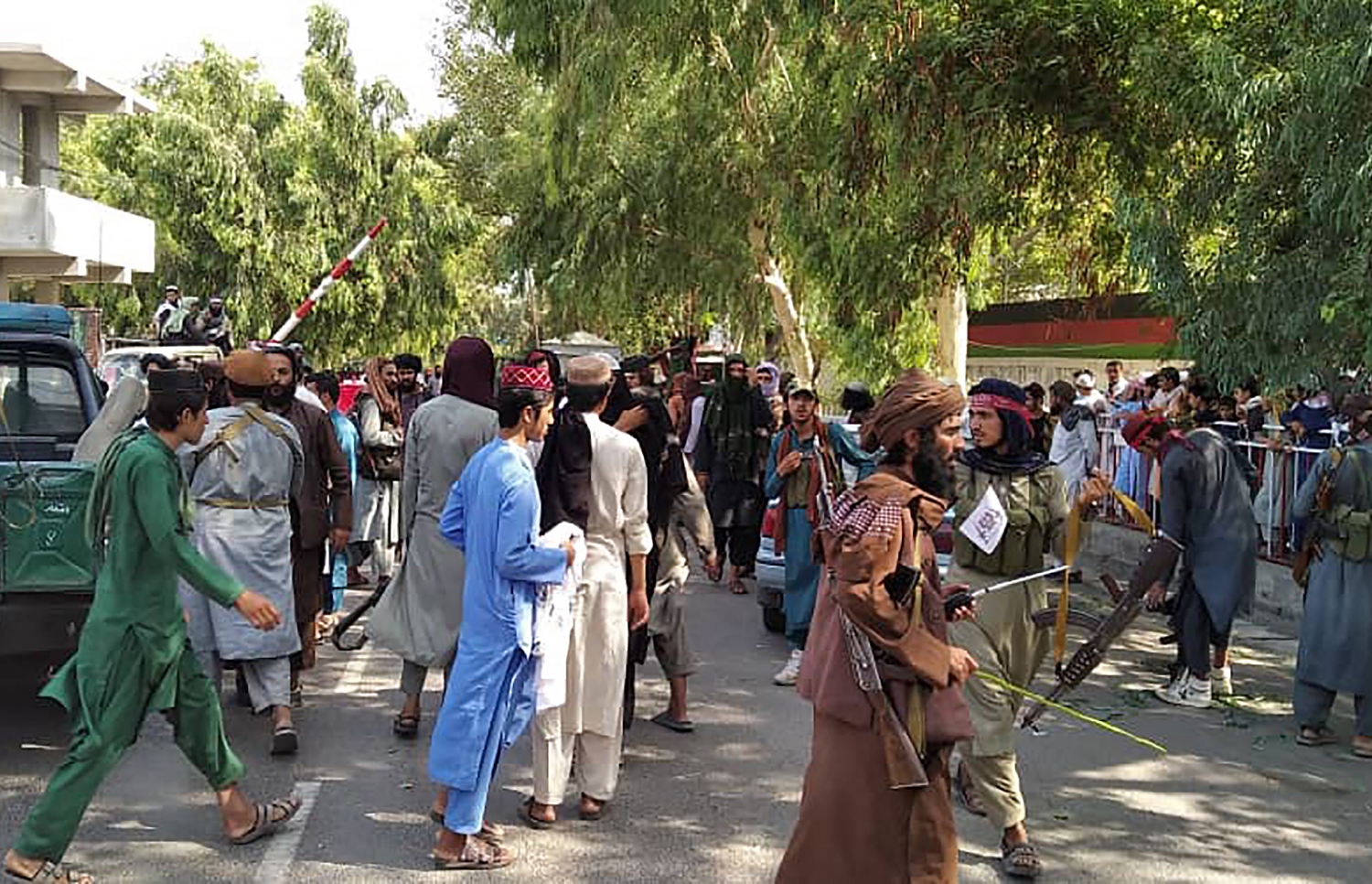 އޮގަސްޓް 15، 2021 ގައި ތާލިބާނުން އަފްގާނިސްތާނު ހިފުމަށް ފަހު، ވެރިރަށް ކާބުލްގެ މަގުތަކުގައި ތާލިބާންގެ ހަނގުރާމަވެރިން ސަލާމަތީ ކަންތައް ބަލަހައްޓަނީ