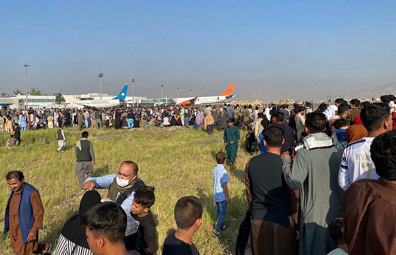 ތާލިބާންގެ ހަނގުރާމަވެރިން އަފްގާނިސްތާން ހިފުމާ ގުޅިގެން، އެ ގައުމުން ހުޅަނގުގެ ޑިޕްލޮމޭޓުން ބޭރުކުރުމަށް ކުރަމުންދާ މަސައްކަތުގެ ތެރެއިން، އެ ގައުމު ދޫކޮށް ދާން ބޭނުންވާ އަފްގާނިސްތާނުގެ އާންމުންގެ ބަޔަކު، އޮގަސްޓް 16، 2021 ގައި ކާބުލްގެ ވައިގެ ބަނދަރުގައި މަޑުކޮށްލައިގެން. --އޭއެފްޕީ