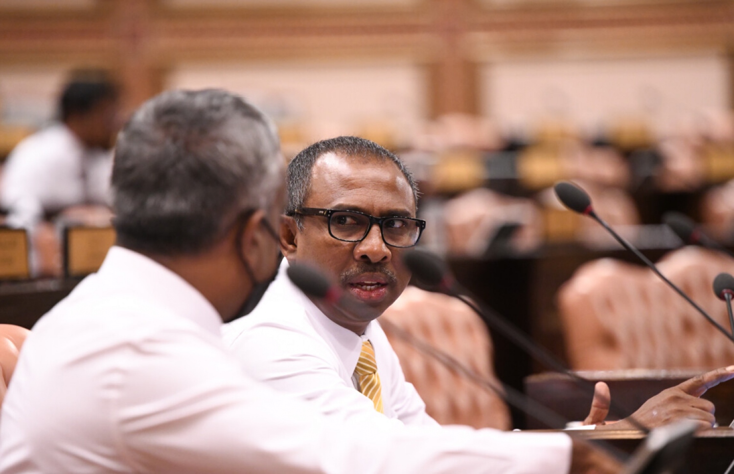 އެމްޑީޕީގެ ޕާލަމެންޓްރީ ގްރޫޕްގެ ލީޑަރު އަލީ އާޒިމް އިއްޔެގެ ޖަލްސާގައި އެހެން މެމްބަރަކާ ވާހަކަ ދައްކަވަނީ. އޭނާ ވިދާޅުވީ މަޖިލީހުގެ މަސައްކަތް ހީނަރު ނުވާނެކަމަށް-- ފޮޓޯ: ރައްޔިތުންގެ މަޖްލިސް