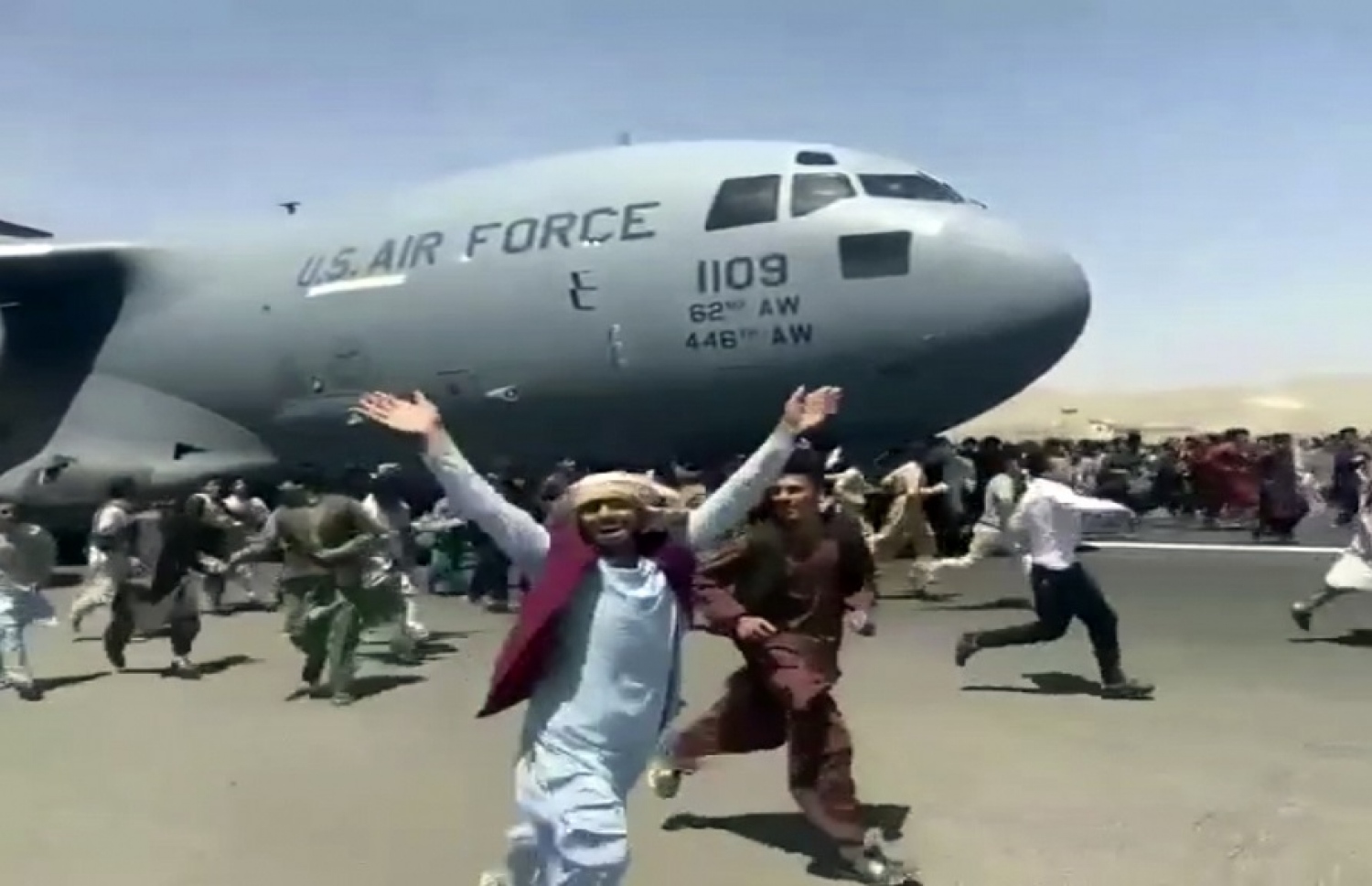 މިދިޔަ އާދިއްތަ ދުވަހު އަފްގާނިސްތާނުގެ ކާބުލް ވައިގެ ބަނދަރުން އެމެރިކާގެ އަސްކަރީ މަތިންދާބޯޓެެއް ފުރާއިރު، އާންމުންގެ ބަޔަކު ބޯޓާ އެކުގައި، ރަންވޭ މަތިން ދުވަނީ. --ފޮޓޯ:އޭޕީ