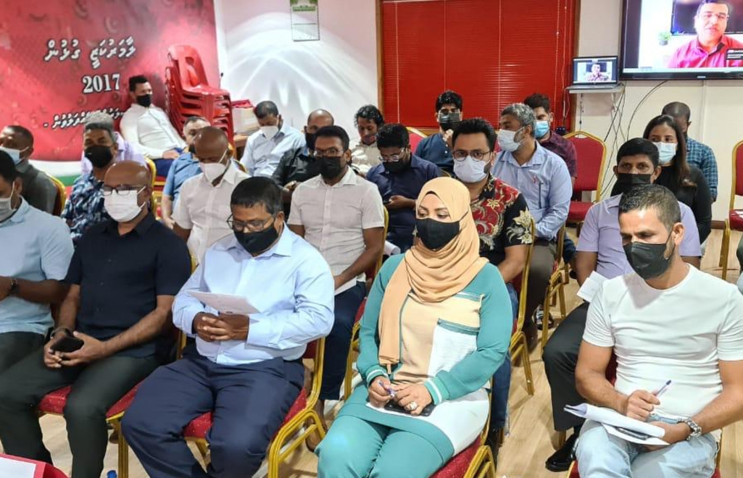 ޖޭޕީގެ ކައުންސިލްގެ ބައްދަލުވުމުގައި ޓްރާންސްޕޯޓް މިނިސްޓަރު އާއިޝަތު ނަހުލާ އާއި ފިޝަރީޒް މިނިސްޓަރު ޑރ. ހުސައިން އަދި އެހެން ބައެއް ބޭފުޅުން ބައިވެރިވެވަޑައިގަންނަވަނީ.---ފޮޓޯ: ޖޭޕީ