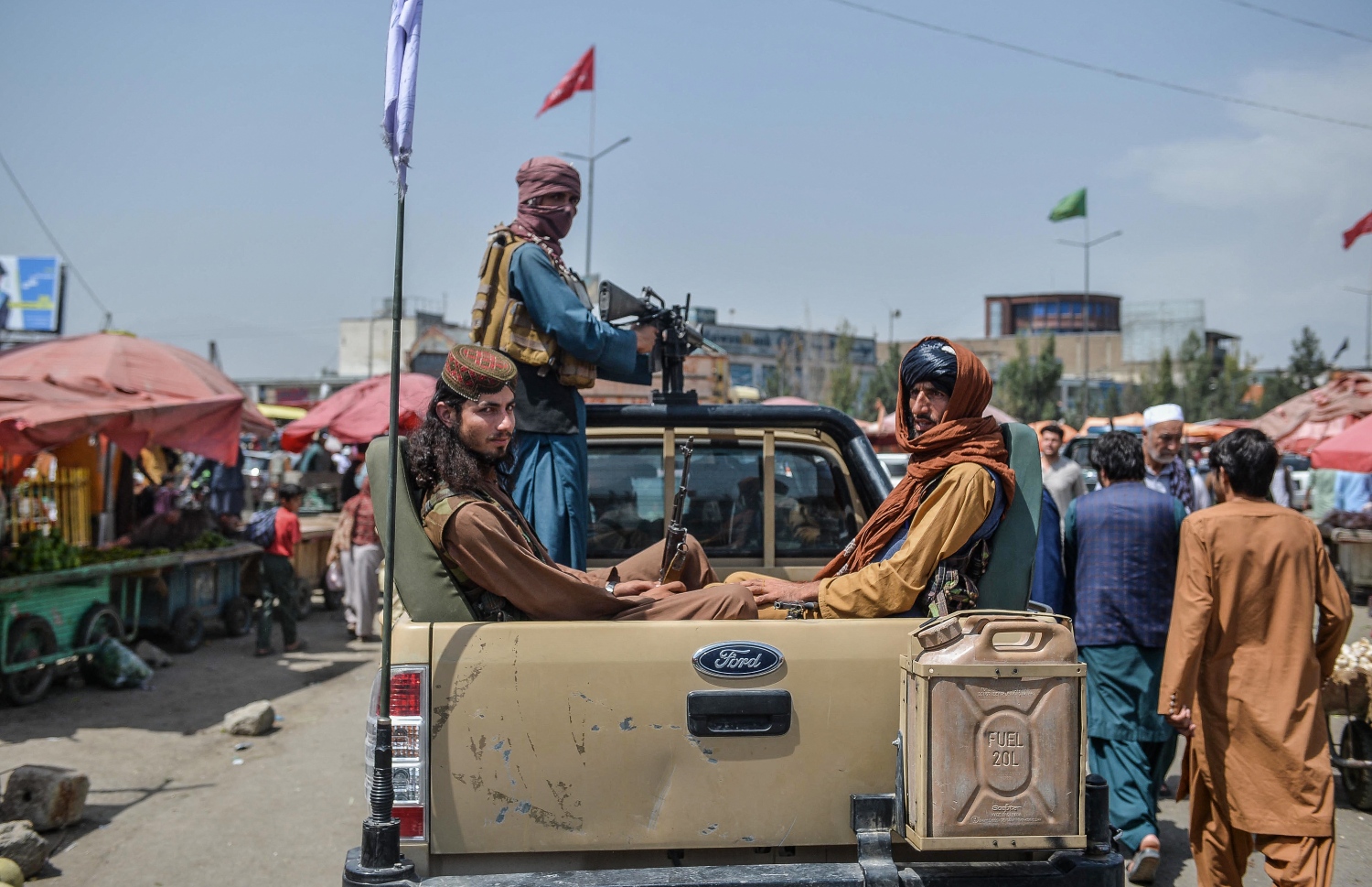 ކާބުލްގެ ކޯޓޭ ސަންގީ ސަރަހައްދުގެ ބާޒާރެއްގެ ތެރޭގައި ތާލިބާނުންގެ ހަނގުރާމަވެރިން ޕިކަޕެއްގައި ދަތުރުކުރަނީ. --އޭއެފްޕީ