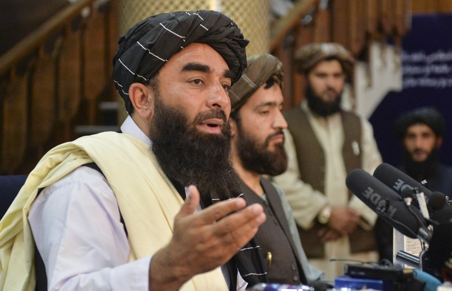 ތާލިބާނުން އަފްޣާނިސްތާނު ހިފުމަށް ފަހު އަންގާރަ ދުވަހު ބޭއްވި ރަސްމީ ފުރަތަމަ ޕްރެސް ކޮންފަރެންސްގައި އެ ޖަމާއަތުގެ ތަރުޖަމާނު ޒަބީހުﷲ މުޖާހިދު ވާހަކަ ދައްކަނީ. -- ފޮޓޯ: އޭއެފްޕީ