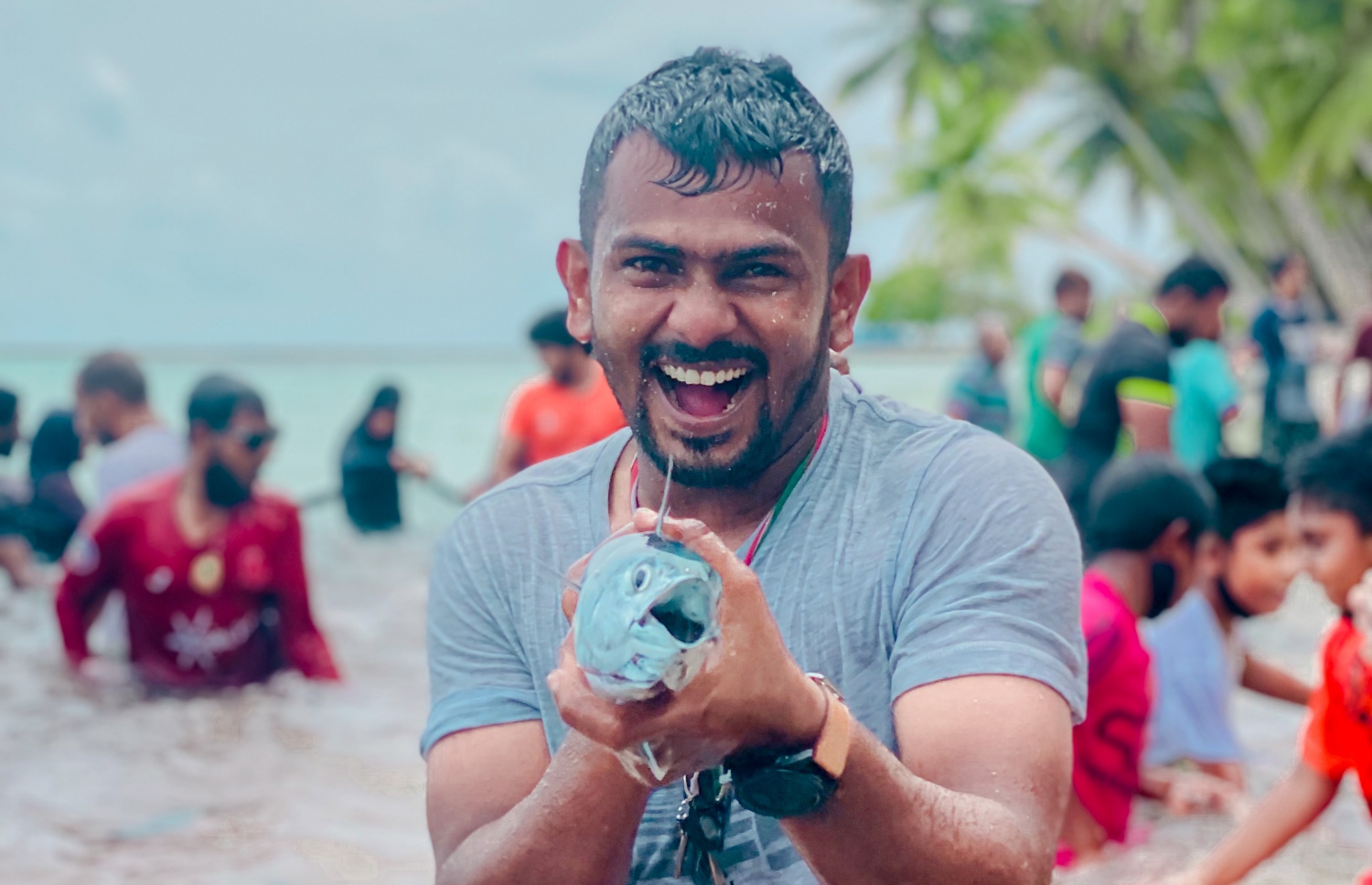 ބުރުނީ މީހަކު ރާގޮނޑިއަކާ އެކު ފޮޓޯއަކަށް ހުއްޓިގެން. .-- ފޮޓޯ: ޝިފޫ އެމްވީ