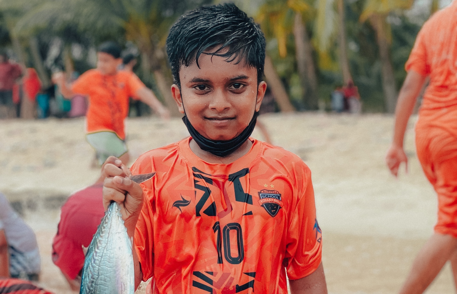 ބުރުނީ ކުއްޖަކު އިއްޔެ ރާގޮނޑިއެއް ހިފައިގެން. .-- ފޮޓޯ: ޝިފޫ އެމްވީ