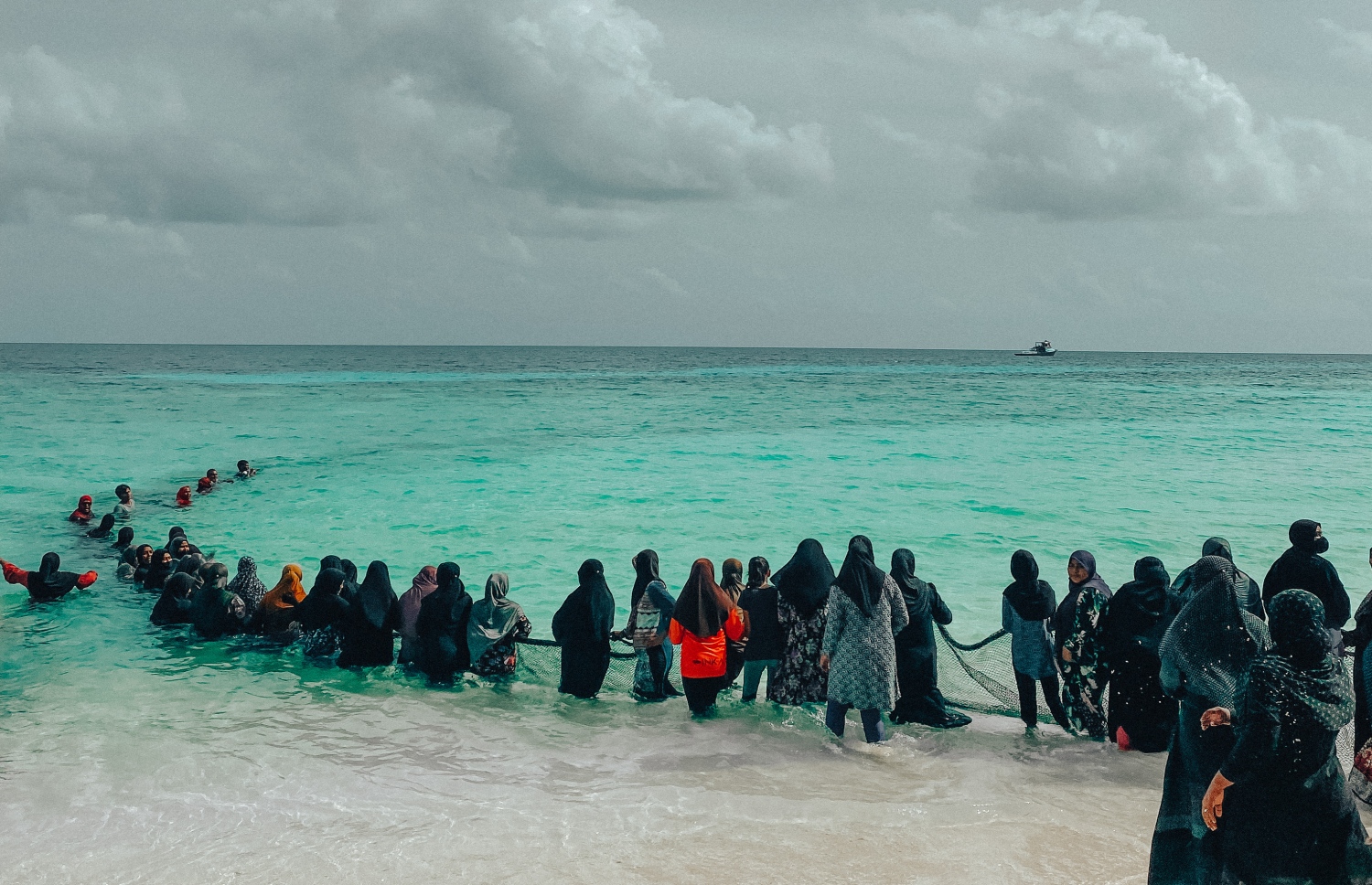 ތ. ބުރުނީގައި ރާގޮނޑި ހިފަން ދާ އަޅަނީ.-- ފޮޓޯ: ޝިފޫ އެމްވީ