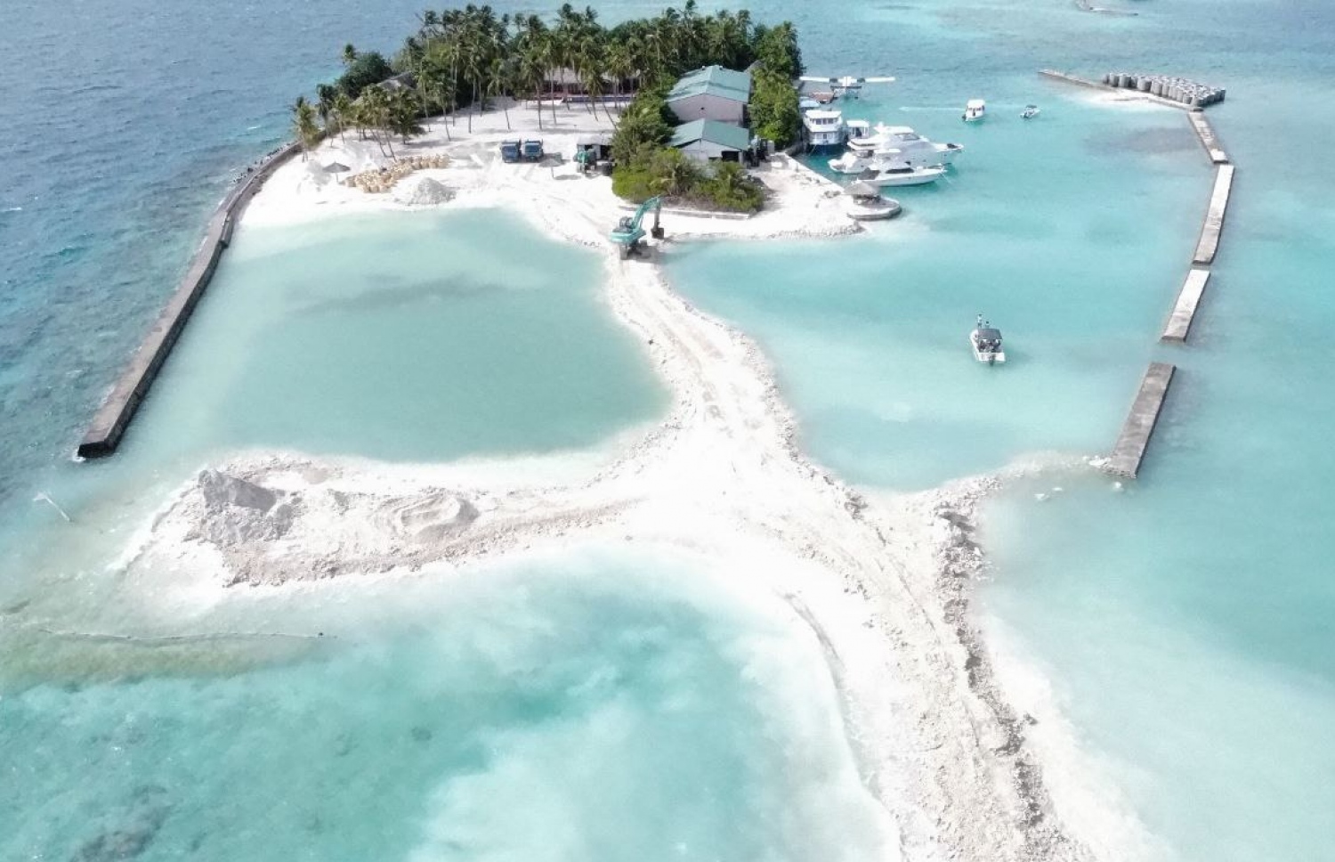 ވެލިގަނޑު ރިސޯޓުގެ ބިން ހިއްކުމުގެ މަސައްކަތް ކުރިއަށް ދަނީ: އެ މަސައްކަތުގެ ސަބަބުން ސަރަހައްދުގެ ފަރުތަކަށް ގެއްލުންވާ ކަމުގެ ޝަކުވާ ވަނީ ބޮޑުވެފައި --