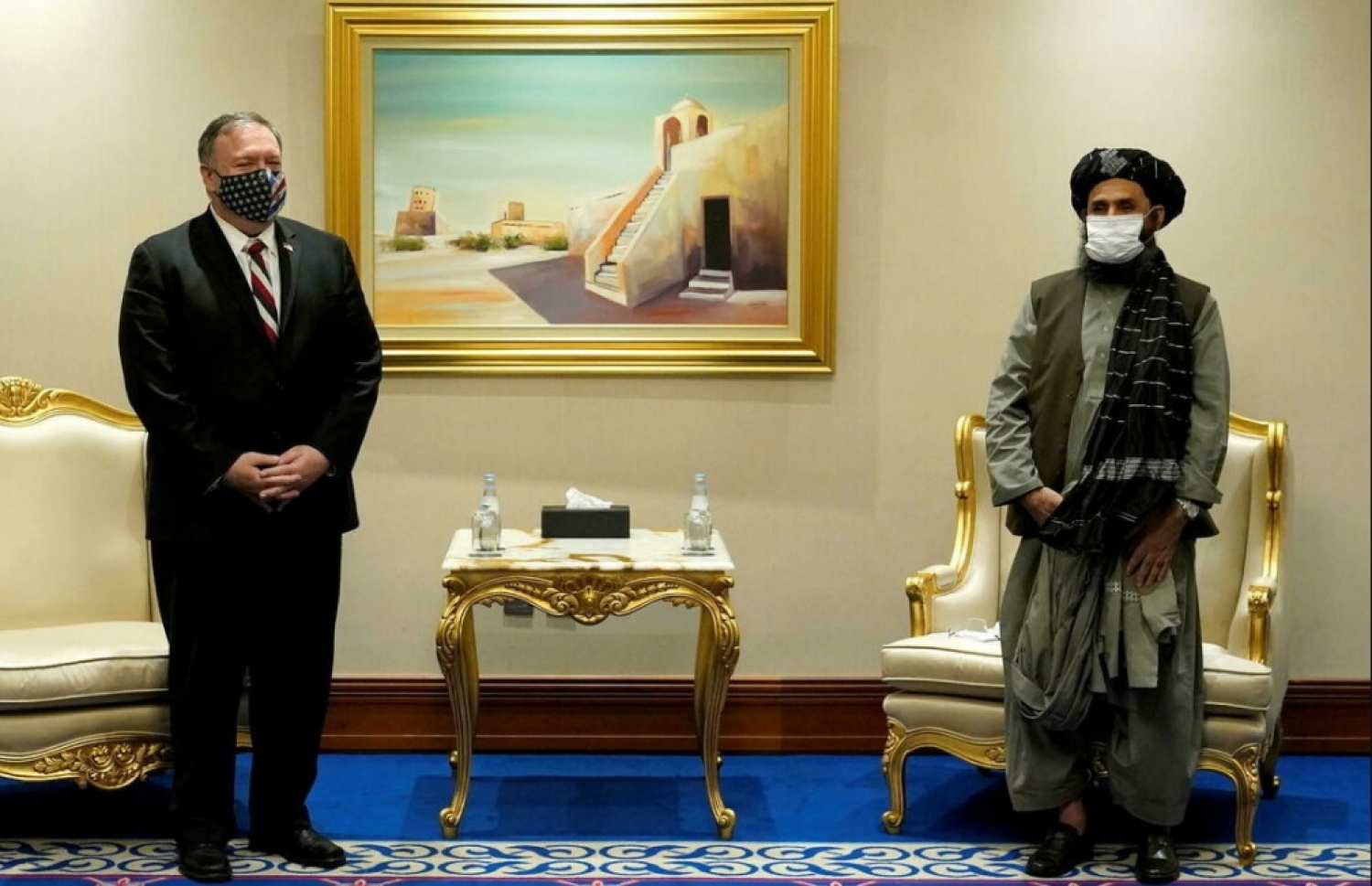 އެމެރިކާގެ ކުރީގެ ދިފާއީ ވަޒީރު ޕޮމްޕިއޯ ވަނީ ނޮވެމްބަރު 2020 ގައި ގަތަރުގެ ވެރިރަށް ދޯހާގައި ތާލިބާނުންގެ ނެގޯޝިއޭޓާއާ ބައްދަލު ކުރައްވަނީ