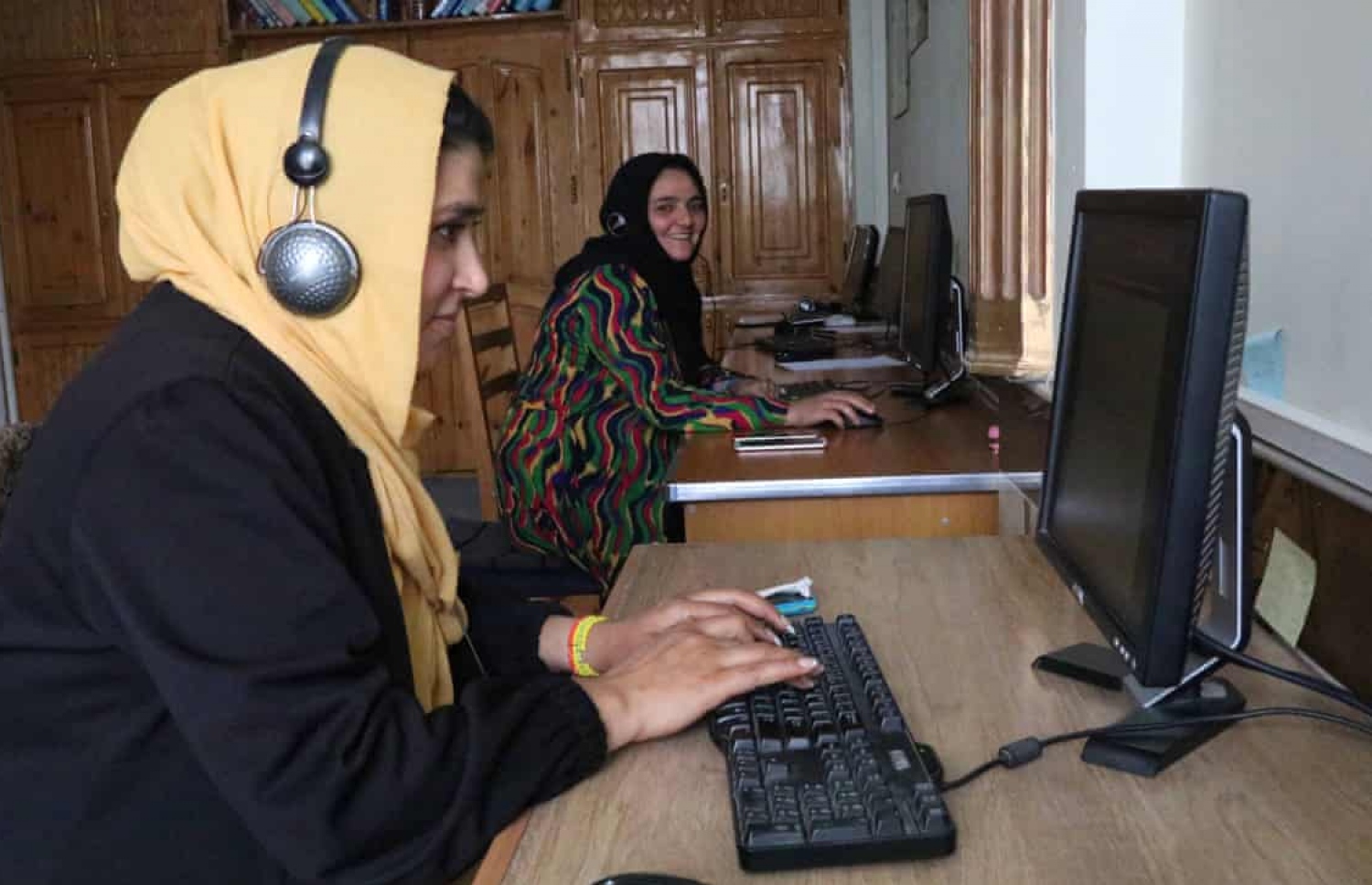 އަފްގާނިސްތާންގެ އަންހެން ނޫސްވެރިންތަކެއް ރޭޑިއޯ ސްޓޭޝަނެއްގައި މަސައްކަތް ކުރަނީ --- ފޮޓޯ: އިޕީއޭ