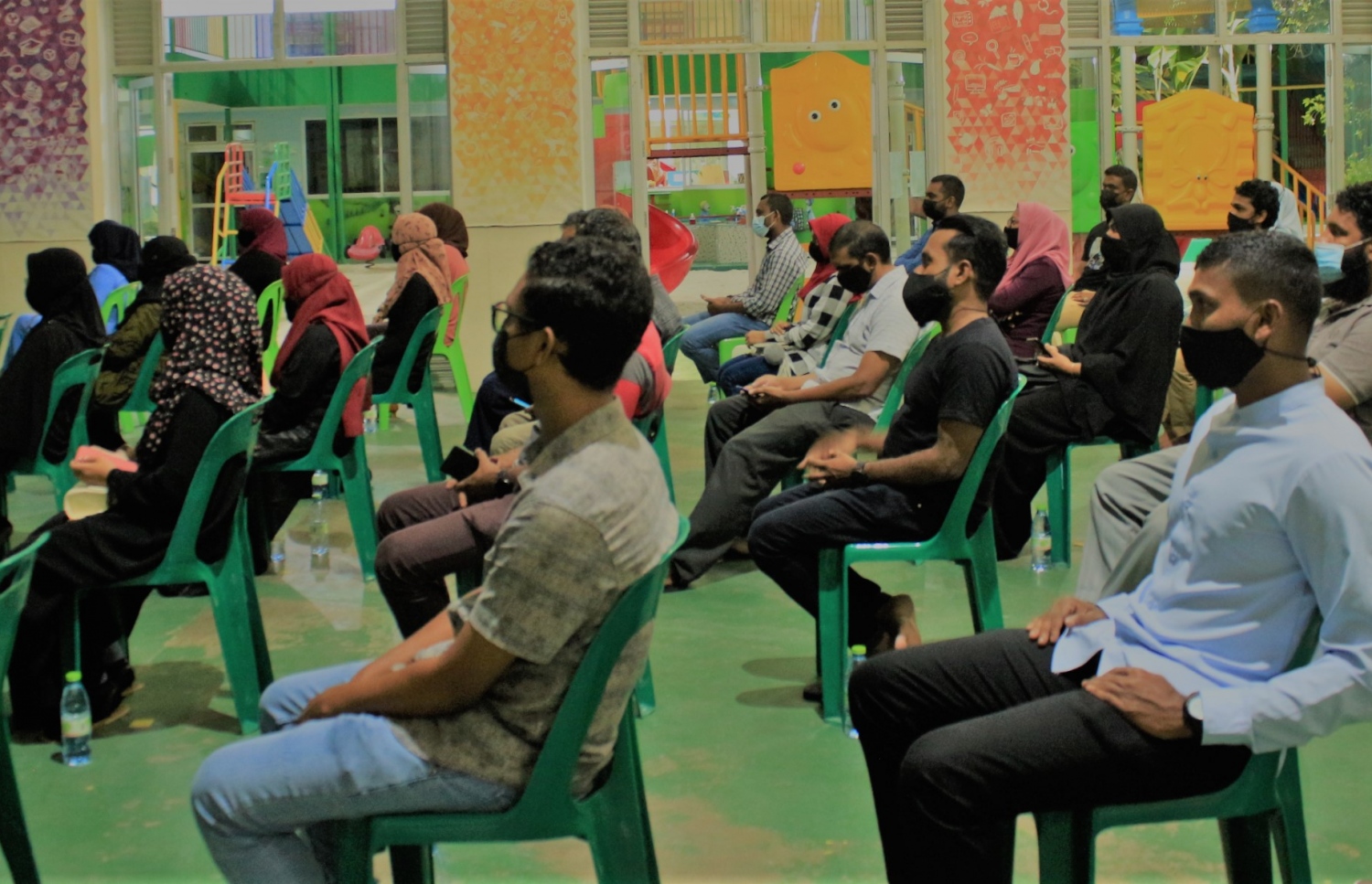 މަންދު ކޮލެޖުގެ ދަރިވަރުންނަށް ލެޕްޓޮޕް ހަދިޔާކުރަން މިދިޔަ ހޮނިހިރު ދުވަހުގެ ރޭ ބޭއްވި ރަސްމިއްޔާތުގައި، އެ ކޮލެޖުގެ ދަރިވަރުންތަކެއް ބައިވެރިވަނީ.-- ފޮޓޯ: މަންދު ކޮލެޖު