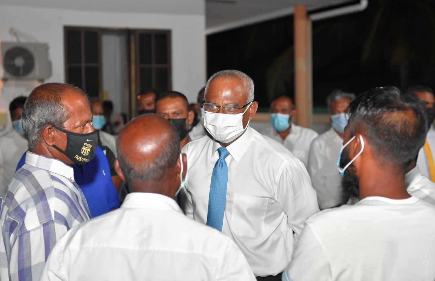 ރައީސް އިބްރާހިމް މުހައްމަދު ސޯލިހު ތ. އަތޮޅަށް ކުރައްވާ ދަތުރުފުޅުގައި ތިމަރަފުއްޓަށް ވަޑައިގެން އެ ރަށުގެ މަސްވެރިންނާއި ވިޔަފާރީވެރިންނާ ބައްދަލުކުރައްވަނީ.-- ފޮޓޯ: ރައީސް އޮފީސް