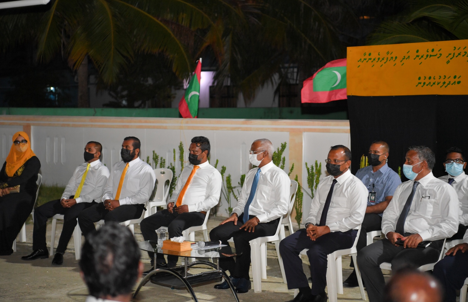 ރައީސް އިބްރާހިމް މުހައްމަދު ސޯލިހު ތ. އަތޮޅަށް ކުރައްވާ ދަތުރުފުޅުގައި ތިމަރަފުއްޓަށް ވަޑައިގެން އެ ރަށުގެ މަސްވެރިންނާއި ވިޔަފާރީވެރިންނާ ބައްދަލުކުރައްވަނީ.-- ފޮޓޯ: ރައީސް އޮފީސް