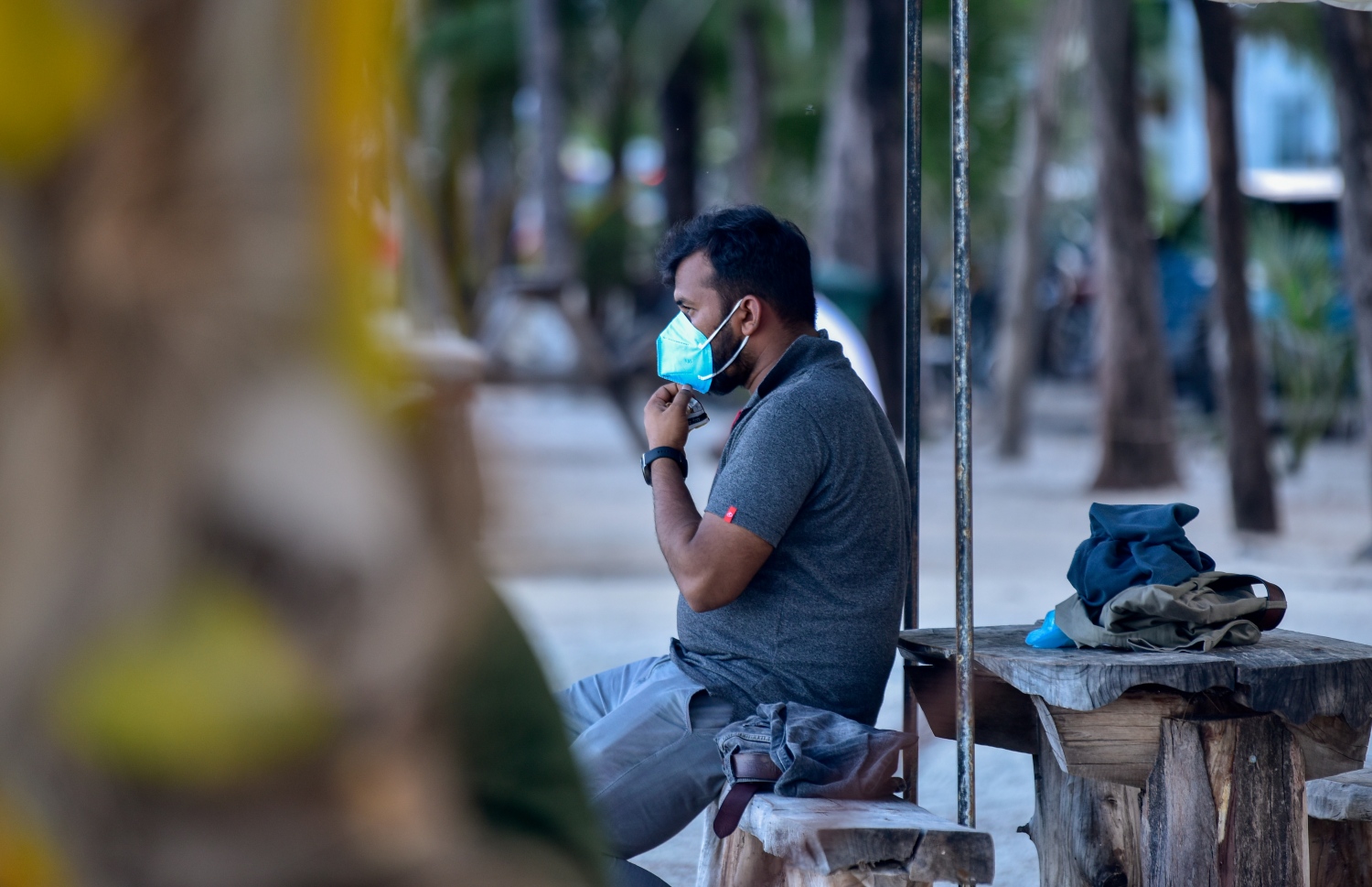 ހުޅުމާލެ: އޮގަސްޓް 18، 2021: އިންޑިއާ ޓޫރިސްޓަކު ހުޅުމާލެ ބީޗް ސަރަހައްދުގައި މަޑުކޮށްލައިގެން: އެއީ މެދުއިރުމައްޗަށް ދާ އިންޑިއާ މީހުން. ރާއްޖެ އައިސް އުޅެނީ ޓްރާންސިޓް ވުމަށް. ވަރަށް ގިނަ އަދަދެއްގެ އިންޑިއާ ޓޫރިސްޓުން ރާއްޖެ އައިސްފައިވޭ.-- ފޮޓޯތައް: އަހުމަދު އަވްޝަން އިލްޔާސް /މިހާރު