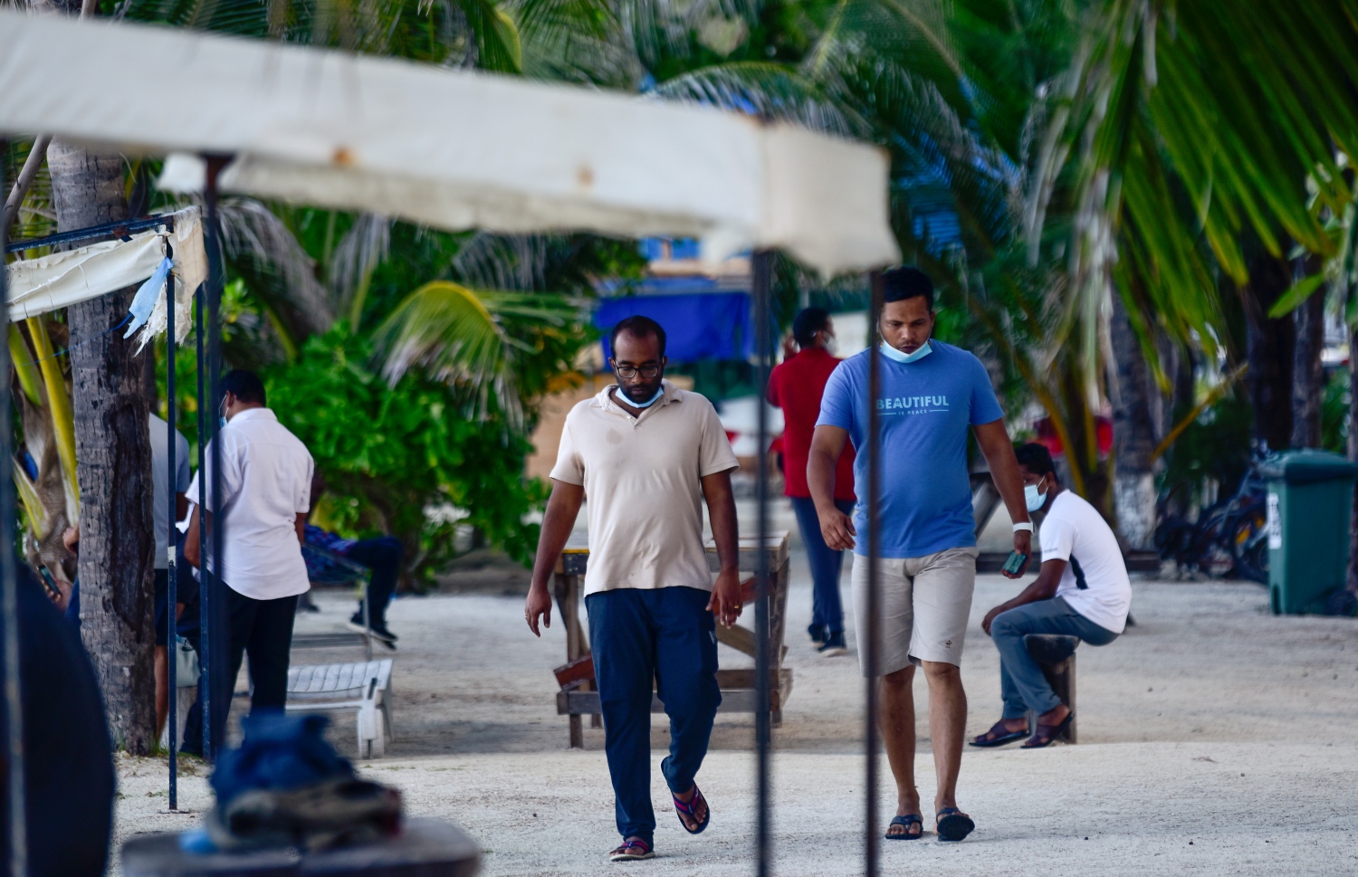 ހުޅުމާލެ: އޮގަސްޓް 18، 2021: އިންޑިއާ ޓޫރިސްޓުންތަކެއް ހުޅުމާލެ ބީޗް ސަރަހައްދުގައި: އެއީ މެދުއިރުމައްޗަށް ދާ އިންޑިއާ މީހުން. ރާއްޖެ އައިސް އުޅެނީ ޓްރާންސިޓް ވުމަށް. ވަރަށް ގިނަ އަދަދެއްގެ އިންޑިއާ ޓޫރިސްޓުން ރާއްޖެ އައިސްފައިވޭ.-- ފޮޓޯތައް: އަހުމަދު އަވްޝަން އިލްޔާސް /މިހާރު