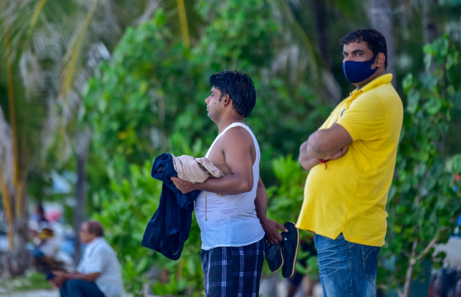 ހުޅުމާލެ: އޮގަސްޓް 18، 2021: އިންޑިއާ ޓޫރިސްޓުންތަކެއް ހުޅުމާލެ ބީޗް ސަރަހައްދުގައި މަޑުކޮށްލައިގެން: އެއީ މެދުއިރުމައްޗަށް ދާ އިންޑިއާ މީހުން. ރާއްޖެ އައިސް އުޅެނީ ޓްރާންސިޓް ވުމަށް. ވަރަށް ގިނަ އަދަދެއްގެ އިންޑިއާ ޓޫރިސްޓުން ރާއްޖެ އައިސްފައިވޭ.-- ފޮޓޯތައް: އަހުމަދު އަވްޝަން އިލްޔާސް /މިހާރު