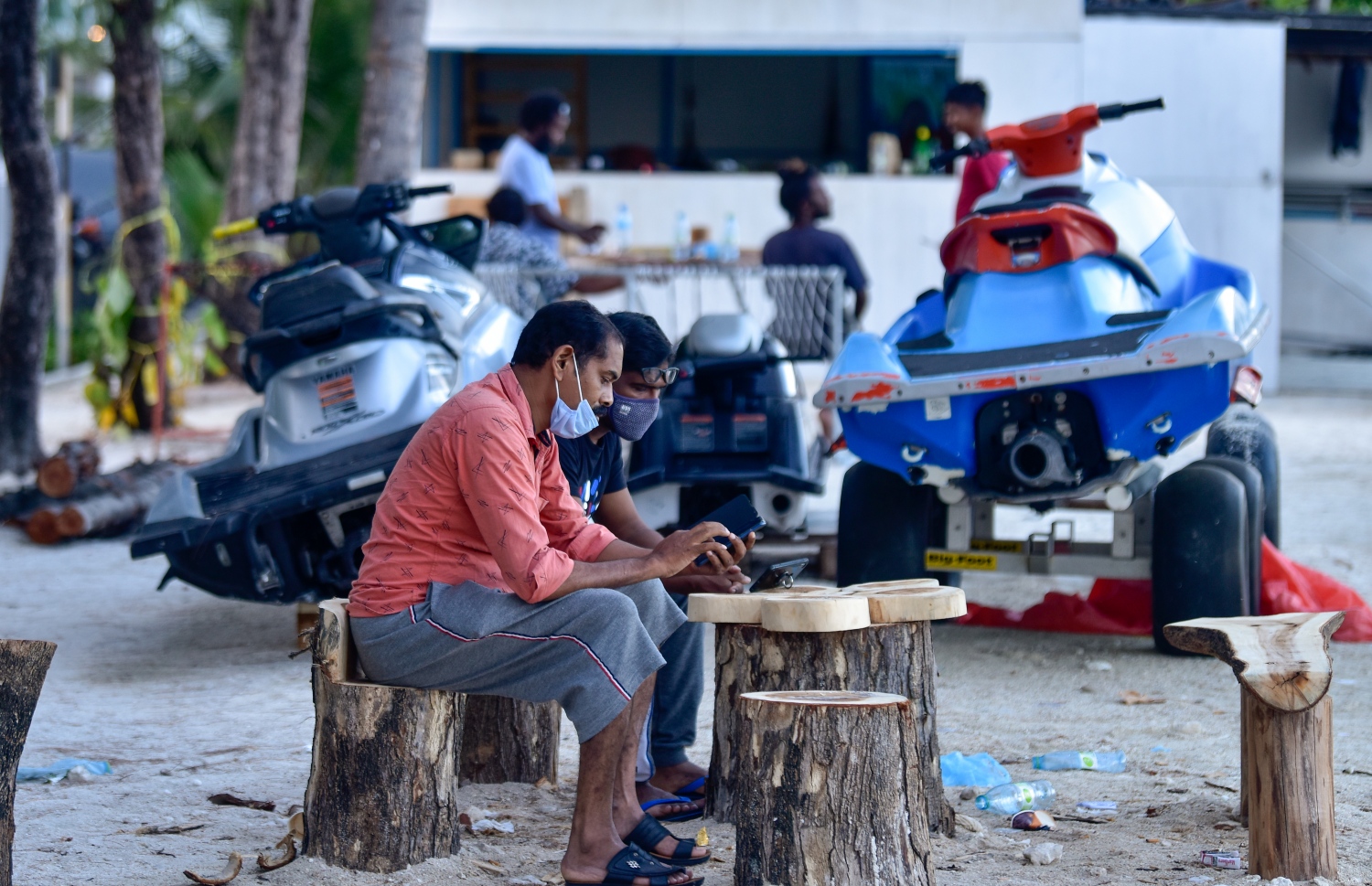 ހުޅުމާލެ: އޮގަސްޓް 18، 2021: އިންޑިއާ ޓޫރިސްޓުންތަކެއް ހުޅުމާލެ ބީޗް ސަރަހައްދުގައި މަޑުކޮށްލައިގެން: އެއީ މެދުއިރުމައްޗަށް ދާ އިންޑިއާ މީހުން. ރާއްޖެ އައިސް އުޅެނީ ޓްރާންސިޓް ވުމަށް. ވަރަށް ގިނަ އަދަދެއްގެ އިންޑިއާ ޓޫރިސްޓުން ރާއްޖެ އައިސްފައިވޭ.-- ފޮޓޯތައް: އަހުމަދު އަވްޝަން އިލްޔާސް /މިހާރު