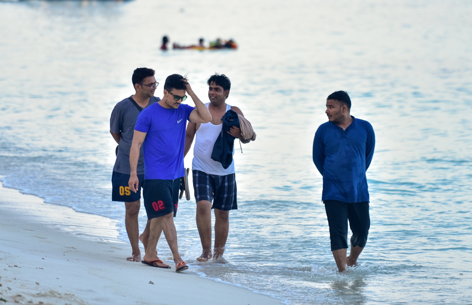 ހުޅުމާލެ: އޮގަސްޓް 18، 2021: އިންޑިއާ ޓޫރިސްޓުންތަކެއް ހުޅުމާލެ ބީޗް ސަރަހައްދުގައި: އެއީ މެދުއިރުމައްޗަށް ދާ އިންޑިއާ މީހުން. ރާއްޖެ އައިސް އުޅެނީ ޓްރާންސިޓް ވުމަށް. ވަރަށް ގިނަ އަދަދެއްގެ އިންޑިއާ ޓޫރިސްޓުން ރާއްޖެ އައިސްފައިވޭ.-- ފޮޓޯތައް: އަހުމަދު އަވްޝަން އިލްޔާސް /މިހާރު