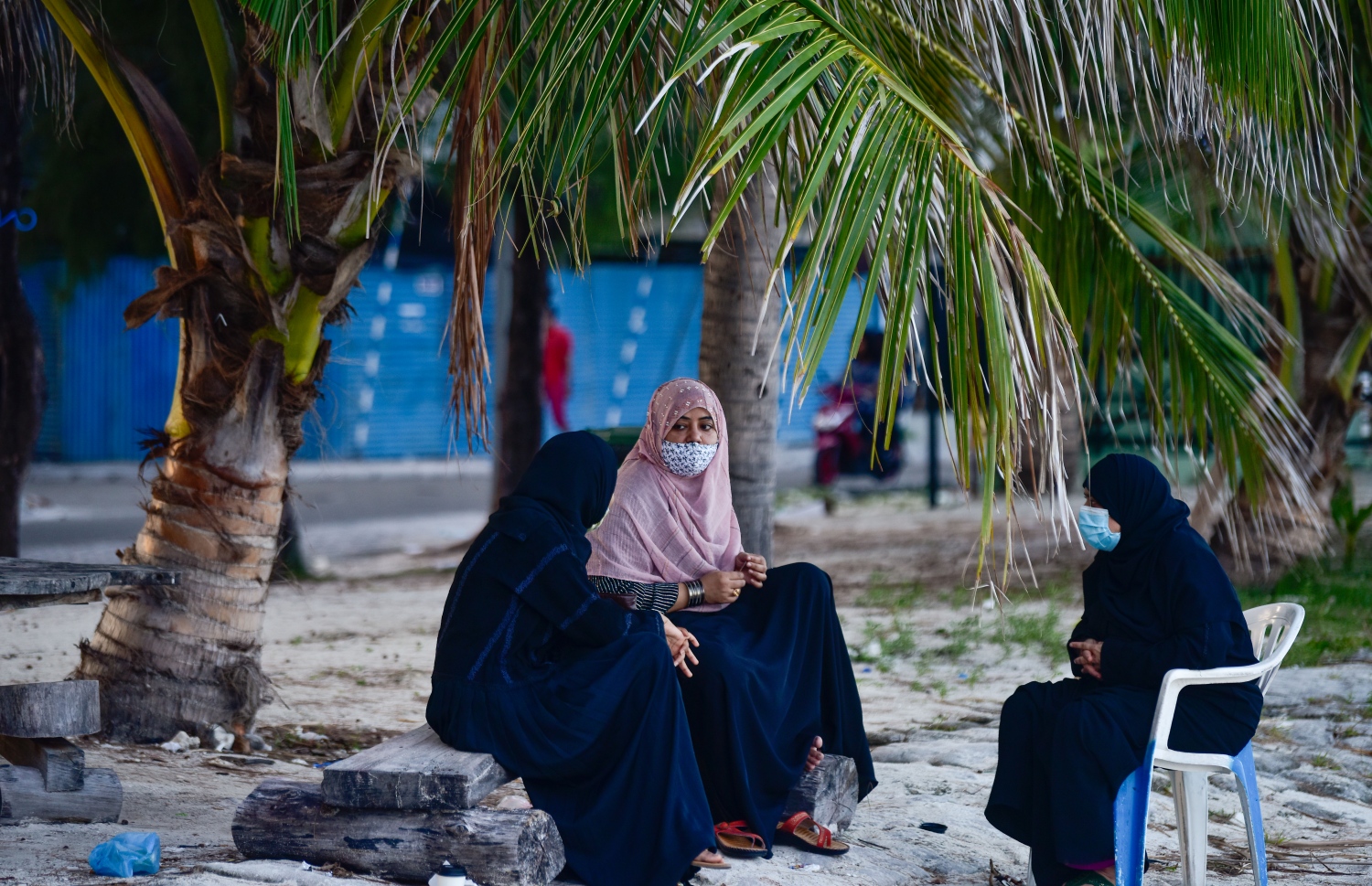 ހުޅުމާލެ: އޮގަސްޓް 18، 2021: އިންޑިއާ ޓޫރިސްޓުންތަކެއް ހުޅުމާލެ ބީޗް ސަރަހައްދުގައި މަޑުކޮށްލައިގެން: އެއީ މެދުއިރުމައްޗަށް ދާ އިންޑިއާ މީހުން. ރާއްޖެ އައިސް އުޅެނީ ޓްރާންސިޓް ވުމަށް. ވަރަށް ގިނަ އަދަދެއްގެ އިންޑިއާ ޓޫރިސްޓުން ރާއްޖެ އައިސްފައިވޭ.-- ފޮޓޯތައް: އަހުމަދު އަވްޝަން އިލްޔާސް /މިހާރު