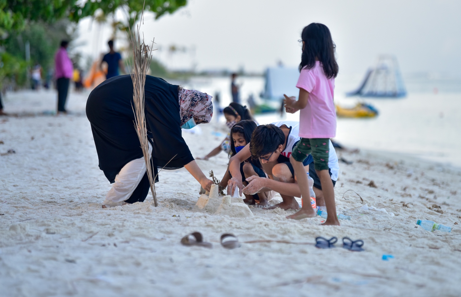 ހުޅުމާލެ: އޮގަސްޓް 18، 2021: އިންޑިއާ ޓޫރިސްޓުންތަކެއް ހުޅުމާލެ ބީޗް ސަރަހައްދުގައި ކުޅެނީ: އެއީ މެދުއިރުމައްޗަށް ދާ އިންޑިއާ މީހުން. ރާއްޖެ އައިސް އުޅެނީ ޓްރާންސިޓް ވުމަށް. ވަރަށް ގިނަ އަދަދެއްގެ އިންޑިއާ ޓޫރިސްޓުން ރާއްޖެ އައިސްފައިވޭ.-- ފޮޓޯތައް: އަހުމަދު އަވްޝަން އިލްޔާސް /މިހާރު