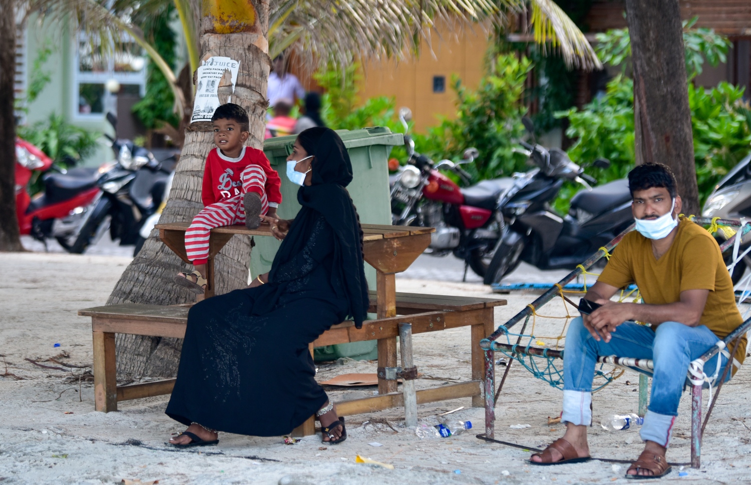 ހުޅުމާލެ: އޮގަސްޓް 18، 2021: އިންޑިއާ ޓޫރިސްޓުންތަކެއް ހުޅުމާލެ ބީޗް ސަރަހައްދުގައި މަޑުކޮށްލައިގެން: އެއީ މެދުއިރުމައްޗަށް ދާ އިންޑިއާ މީހުން. ރާއްޖެ އައިސް އުޅެނީ ޓްރާންސިޓް ވުމަށް. ވަރަށް ގިނަ އަދަދެއްގެ އިންޑިއާ ޓޫރިސްޓުން ރާއްޖެ އައިސްފައިވޭ.-- ފޮޓޯތައް: އަހުމަދު އަވްޝަން އިލްޔާސް /މިހާރު