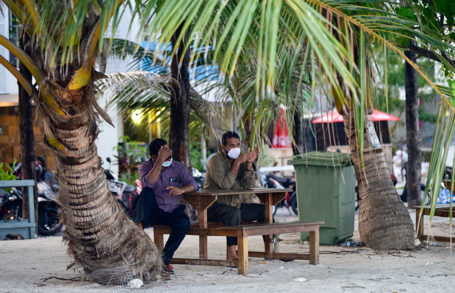 ހުޅުމާލެ: އޮގަސްޓް 18، 2021: އިންޑިއާ ޓޫރިސްޓުންތަކެއް ހުޅުމާލެ ބީޗް ސަރަހައްދުގައި މަޑުކޮށްލައިގެން: އެއީ މެދުއިރުމައްޗަށް ދާ އިންޑިއާ މީހުން. ރާއްޖެ އައިސް އުޅެނީ ޓްރާންސިޓް ވުމަށް. ވަރަށް ގިނަ އަދަދެއްގެ އިންޑިއާ ޓޫރިސްޓުން ރާއްޖެ އައިސްފައިވޭ.-- ފޮޓޯތައް: އަހުމަދު އަވްޝަން އިލްޔާސް /މިހާރު