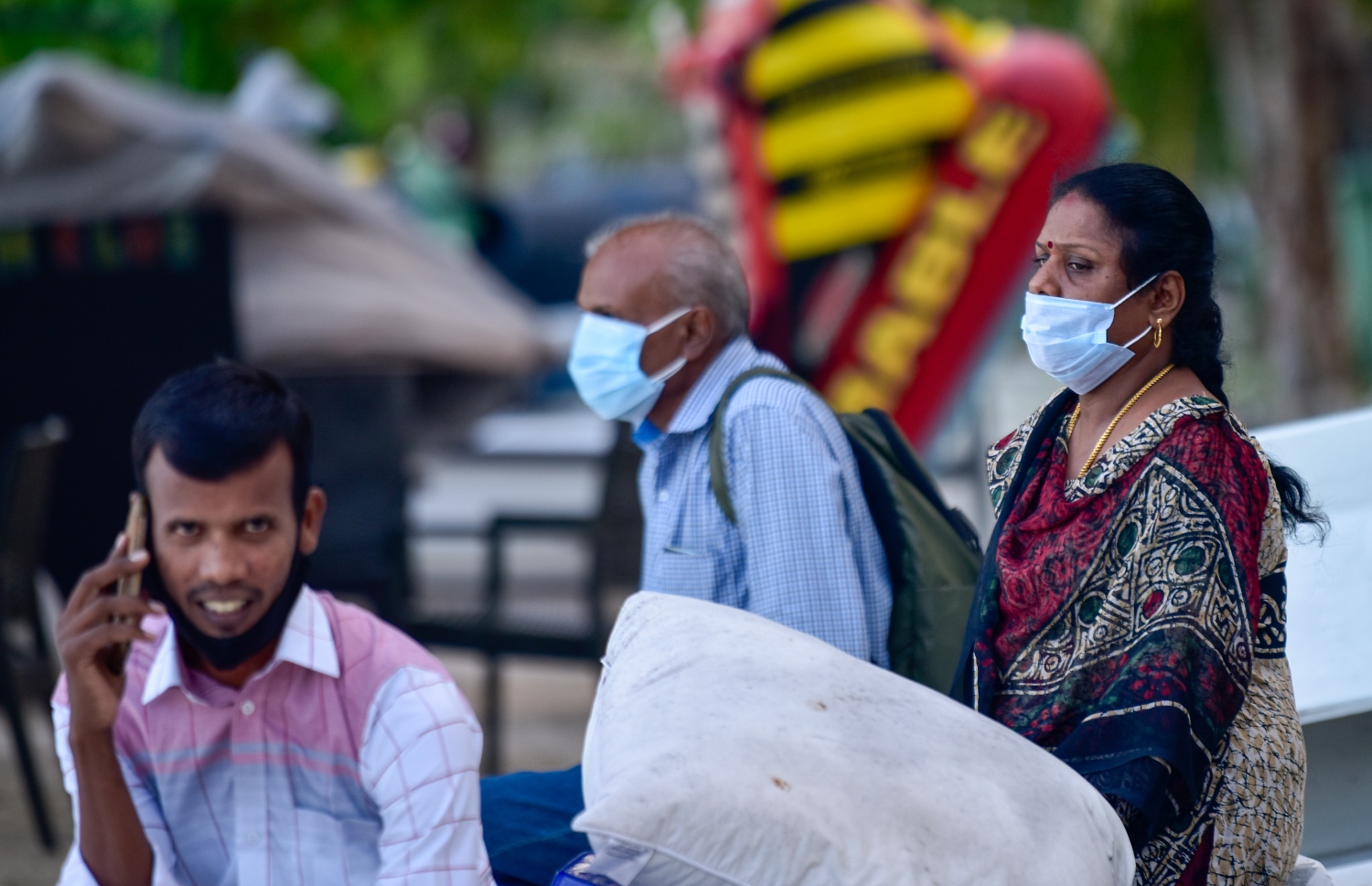 ހުޅުމާލެ: އޮގަސްޓް 18، 2021: އިންޑިއާ ޓޫރިސްޓުންތަކެއް ހުޅުމާލެ ބީޗް ސަރަހައްދުގައި މަޑުކޮށްލައިގެން: އެއީ މެދުއިރުމައްޗަށް ދާ އިންޑިއާ މީހުން. ރާއްޖެ އައިސް އުޅެނީ ޓްރާންސިޓް ވުމަށް. ވަރަށް ގިނަ އަދަދެއްގެ އިންޑިއާ ޓޫރިސްޓުން ރާއްޖެ އައިސްފައިވޭ.-- ފޮޓޯތައް: އަހުމަދު އަވްޝަން އިލްޔާސް /މިހާރު