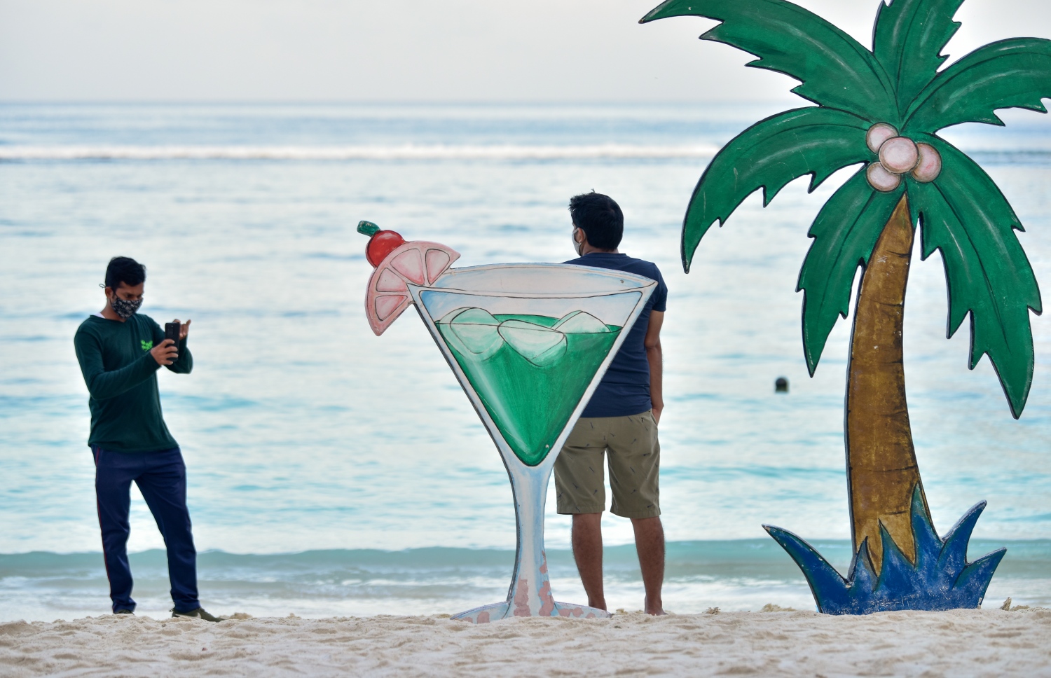 ހުޅުމާލެ: އޮގަސްޓް 18، 2021: އިންޑިއާ ޓޫރިސްޓުންތަކެއް ހުޅުމާލެ ބީޗް ސަރަހައްދުގައި ފޮޓޯ ނަގަނީ: އެއީ މެދުއިރުމައްޗަށް ދާ އިންޑިއާ މީހުން. ރާއްޖެ އައިސް އުޅެނީ ޓްރާންސިޓް ވުމަށް. ވަރަށް ގިނަ އަދަދެއްގެ އިންޑިއާ ޓޫރިސްޓުން ރާއްޖެ އައިސްފައިވޭ.-- ފޮޓޯތައް: އަހުމަދު އަވްޝަން އިލްޔާސް /މިހާރު